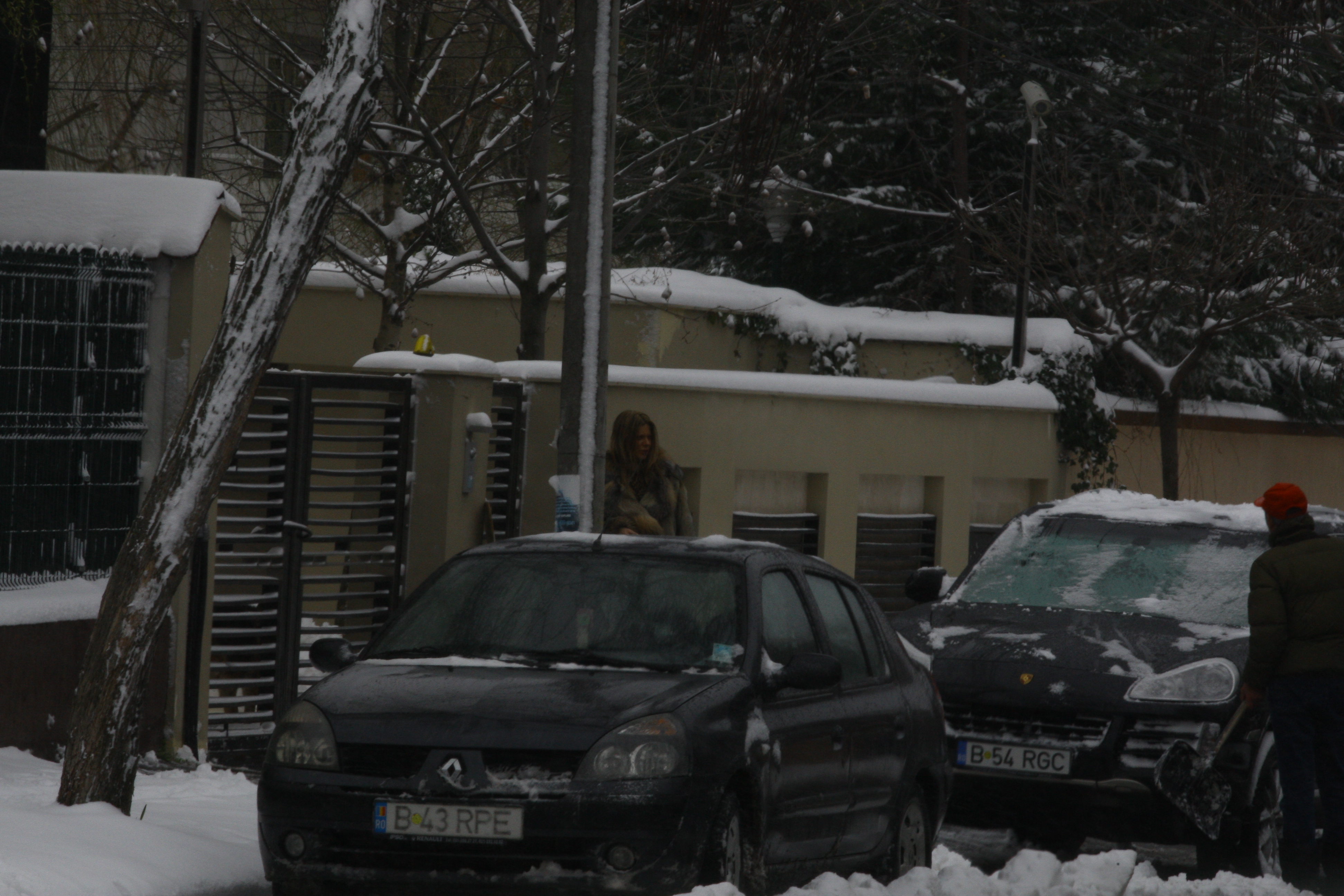 Rodica, fosta sotie a actionarului, iese din curte. Masina nu e curatata insa, in loc sa se enerveze...