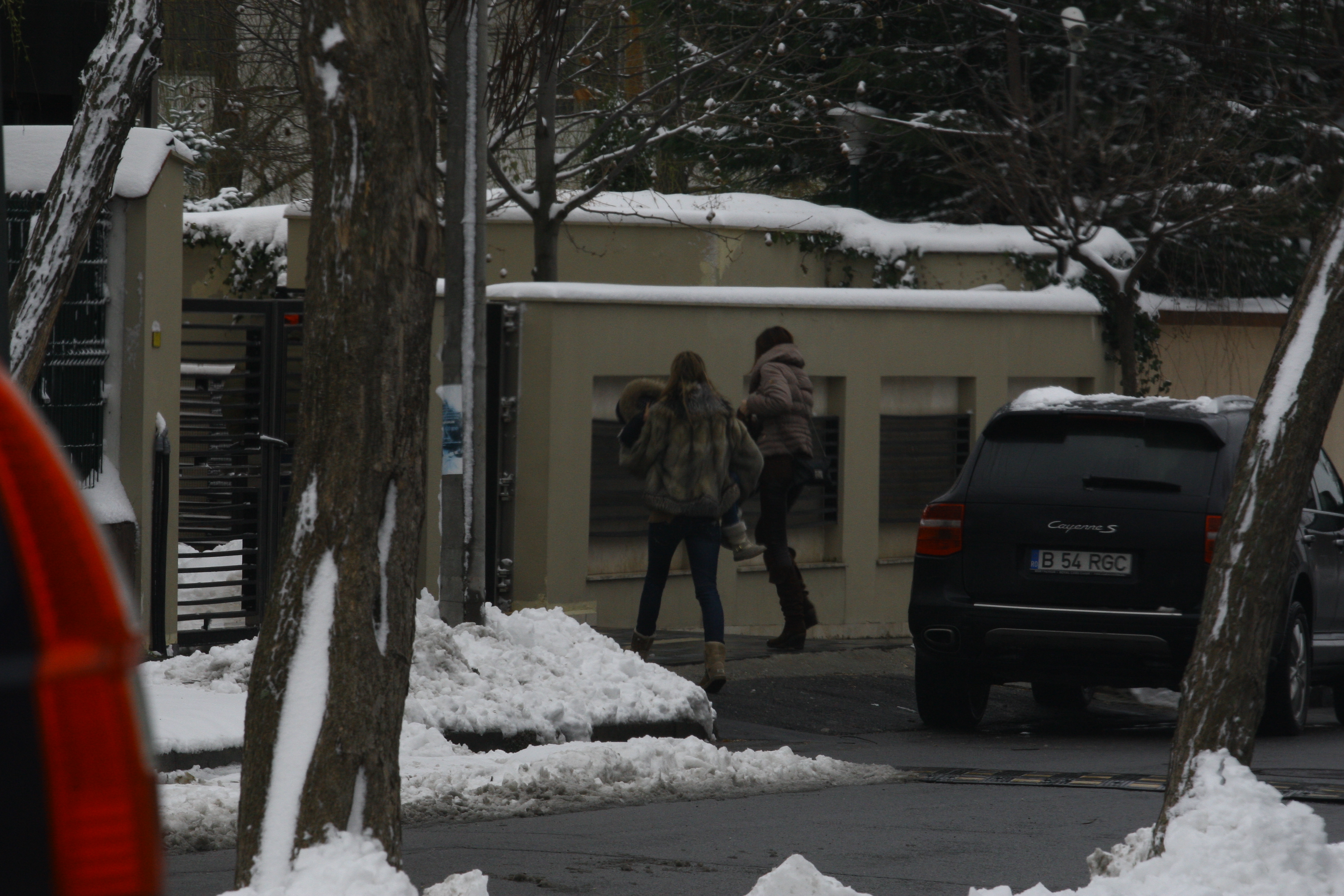 Fosta sotie a lui Savulescu profita de o pauza de pranz si vine acasa pentru cateva ore, cu copilul si o prietena