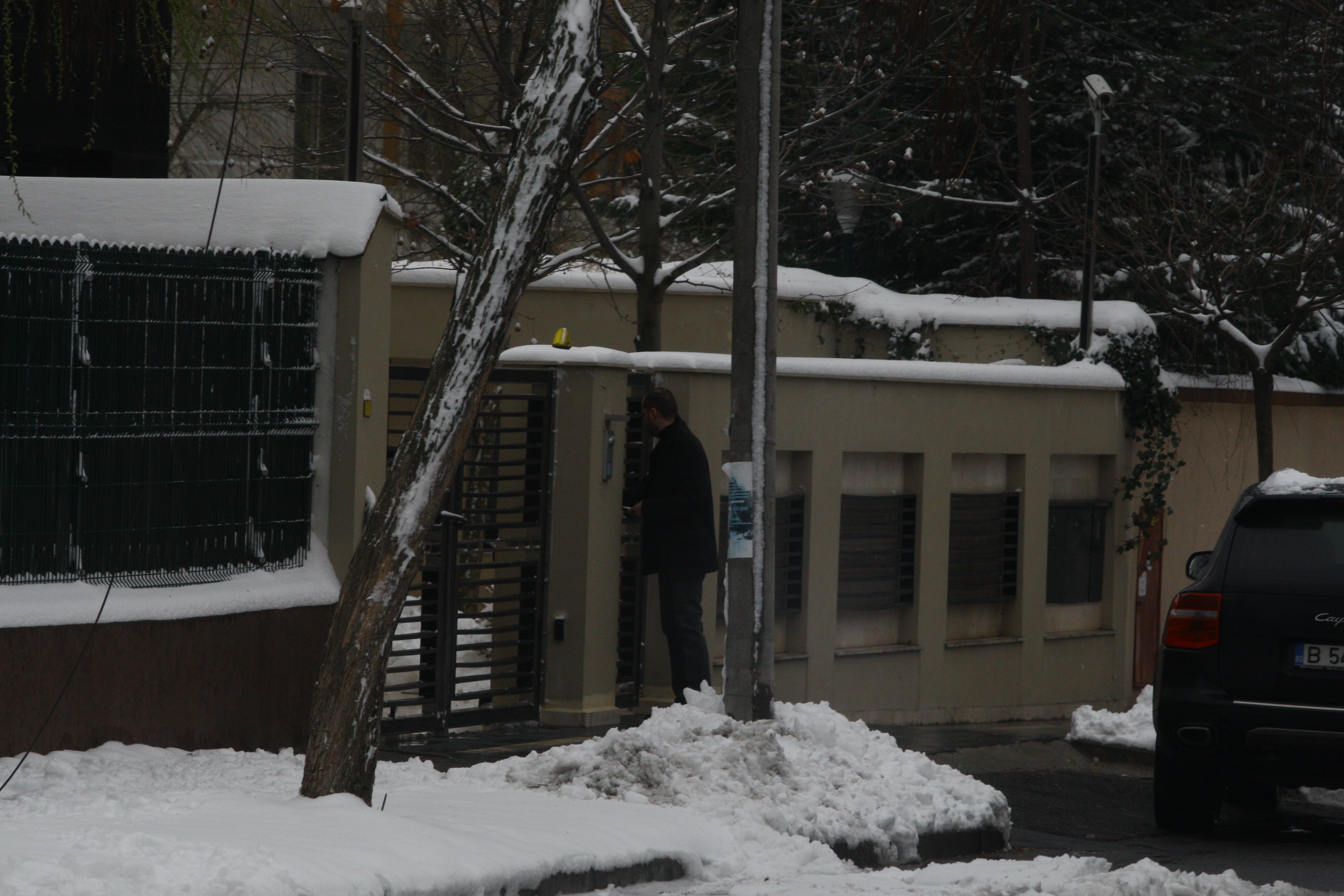 Bogdan Dinu intra grabit in curtea Rodicai