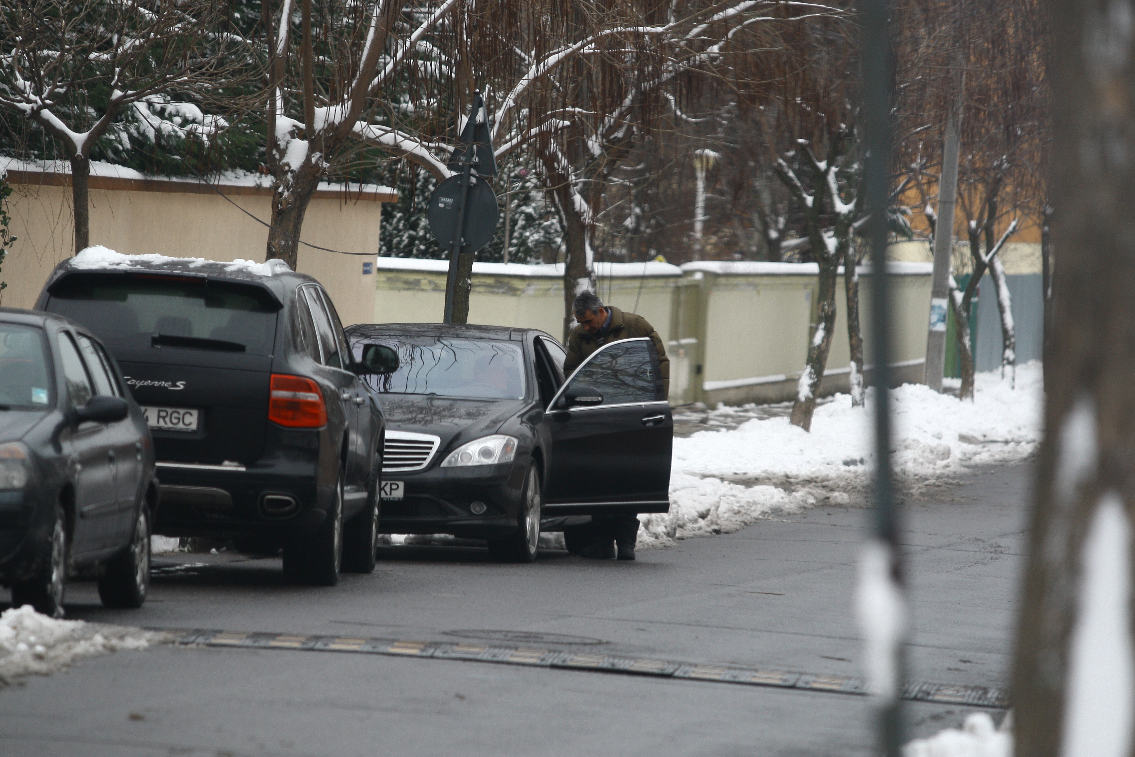 Soferul lui Dinu si angajatul Rodicai se intretin cordial, semn ca se cunosc de ceva vreme