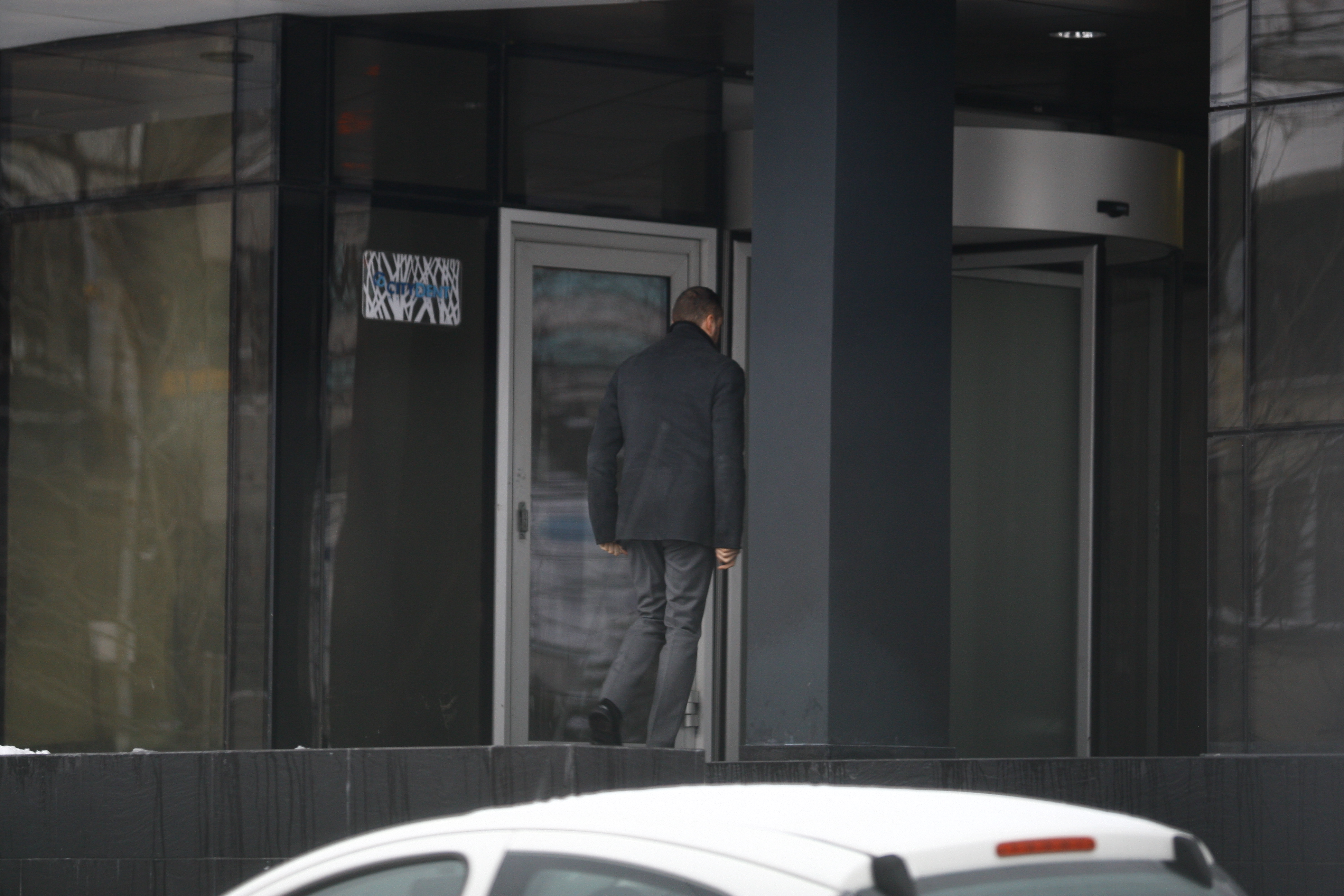 Cateva ore mai tarziu, desi au stat despartiti putina vreme, Dinu o urmeaza pe fosta lui Savulescu la birou