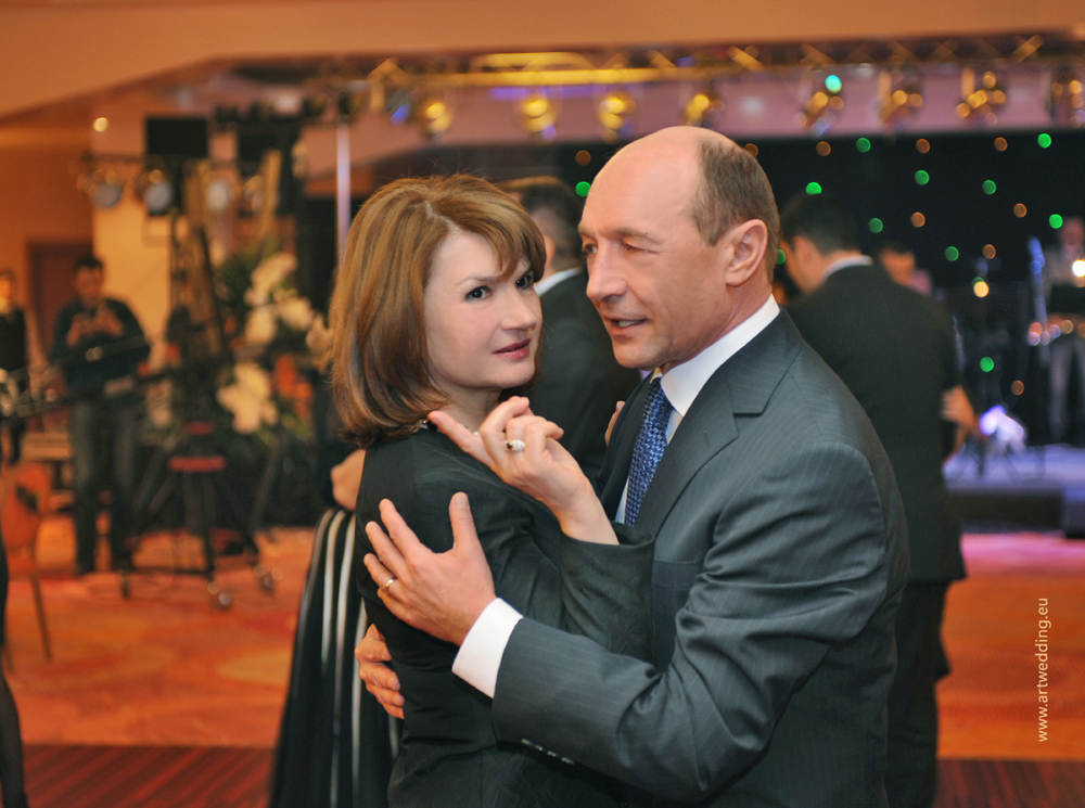 Ce schimbare! In 2008, fata de imaginea precedenta, doamna Basescu pare total schimbata
