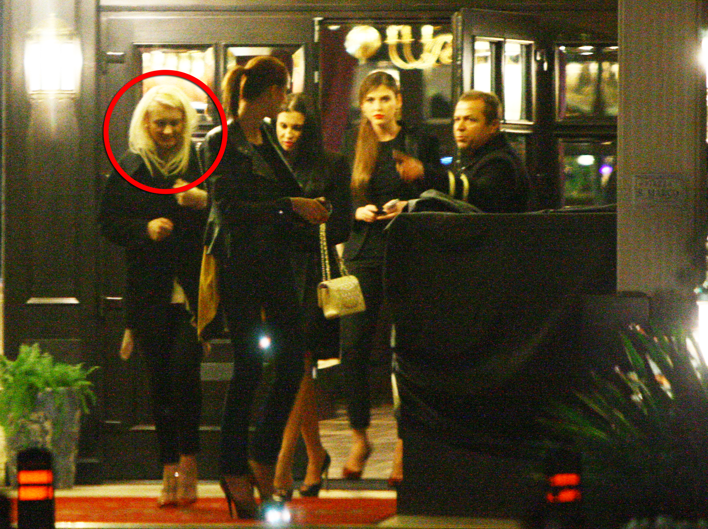 La scurt timp dupa ce doctorul a fost pus sub acuzare, sotia sa a petrecut impreuna cu prietenele