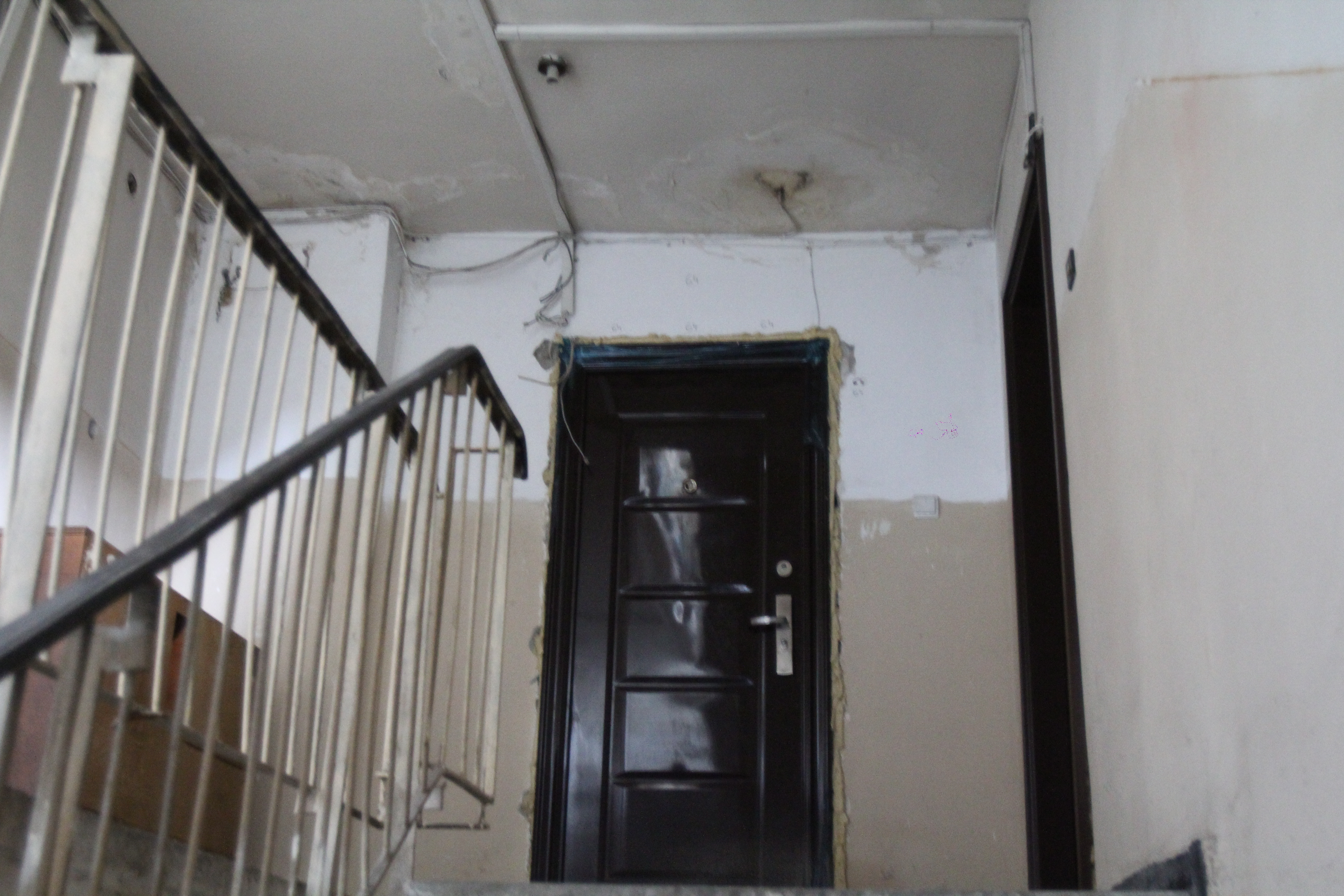 Vecinii au taiat cablurile cu ajutorul carora dansatoarea se bransa la reteaua lor de curent