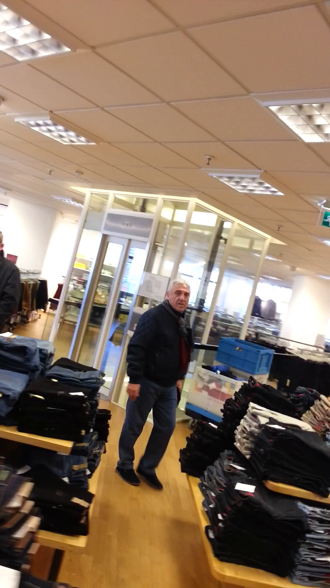 Si-a dat jos caciula imediat ce a intrat in magazin