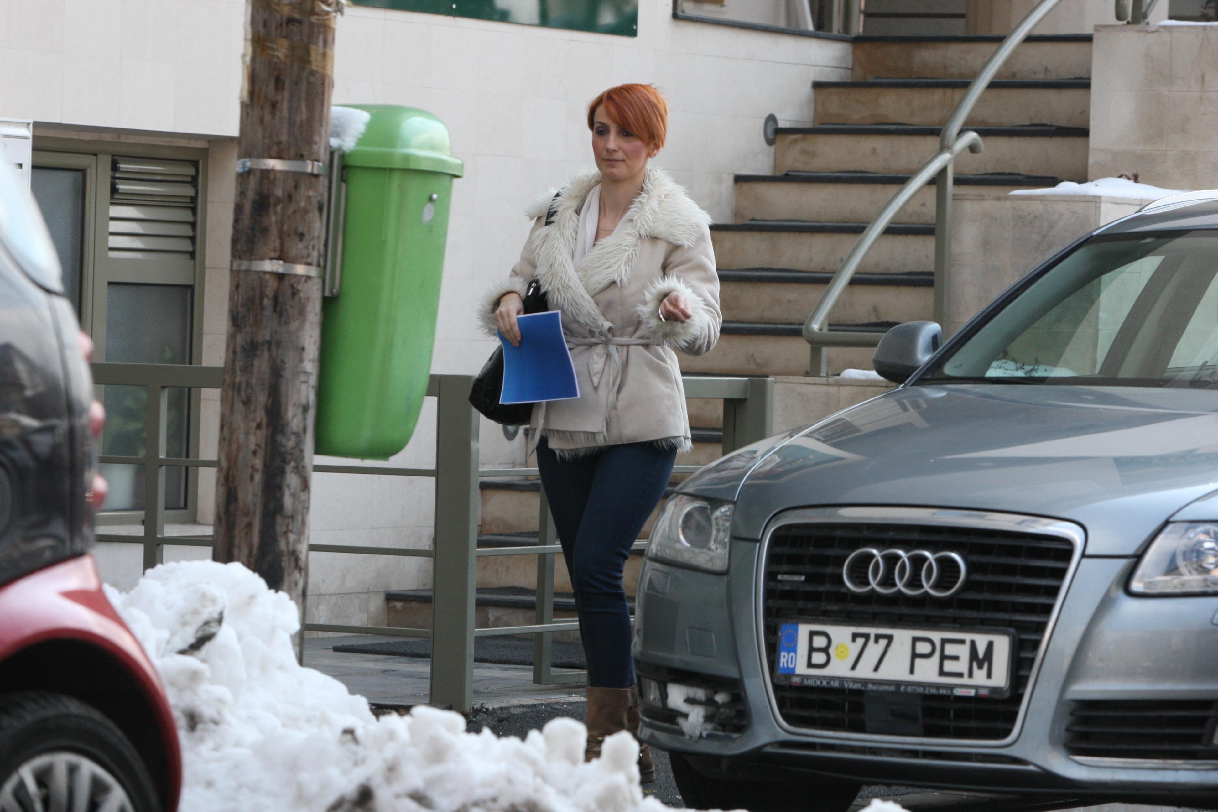 Ramona, la iesirea din clinica unde cel mai probabil lucreaza