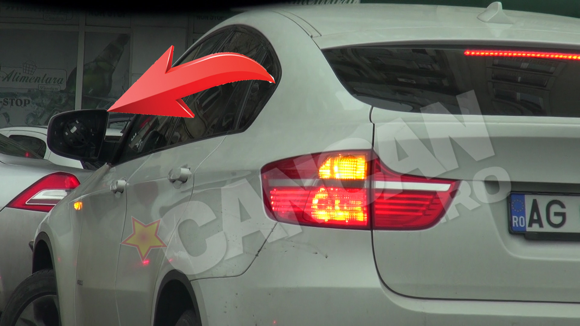 Hotii si-au furat lui Dodel una dintre oglinzile retrovizoare