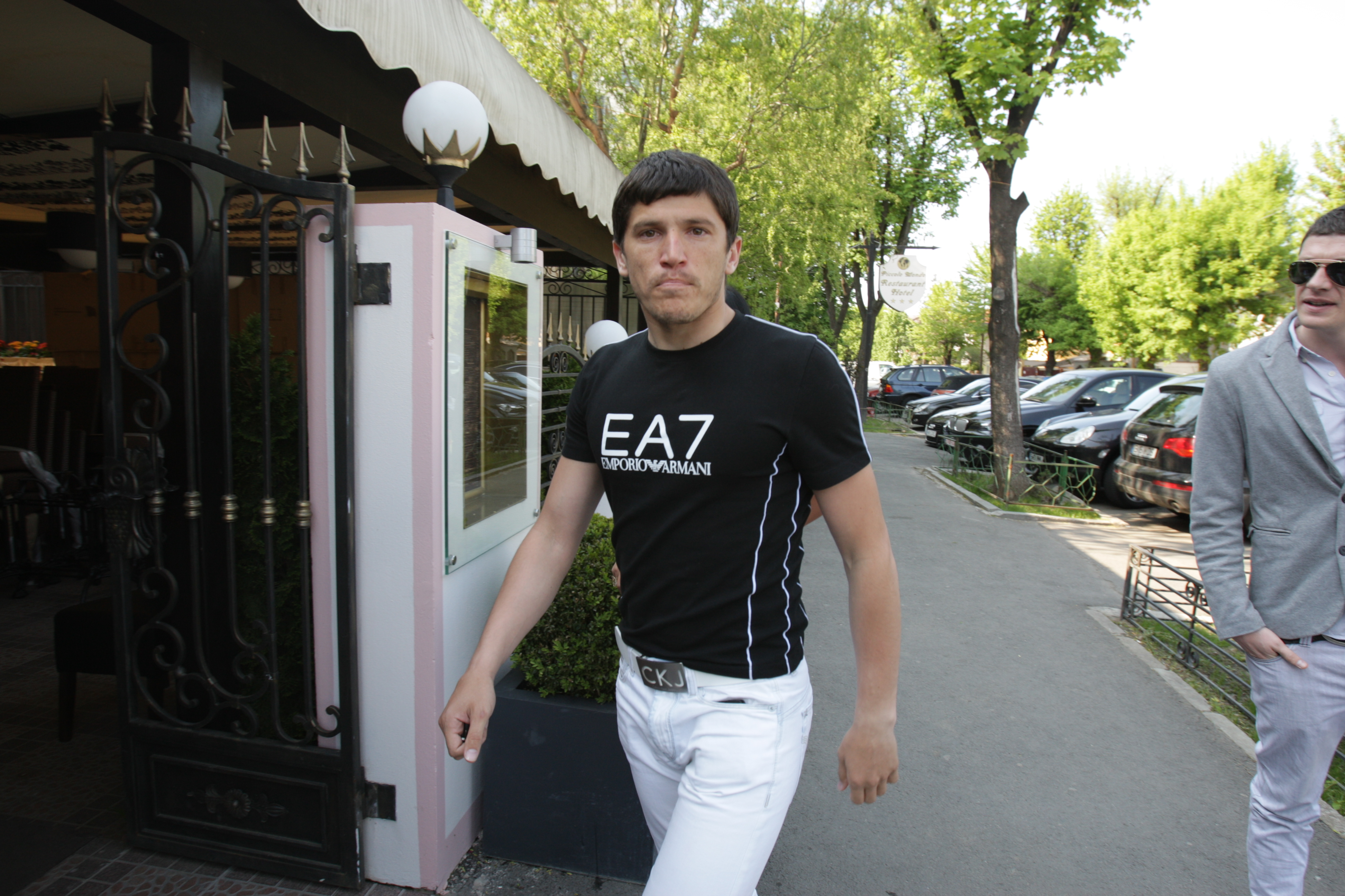 In 2010, Dodel a scuipat un fotoreporter in plina figura