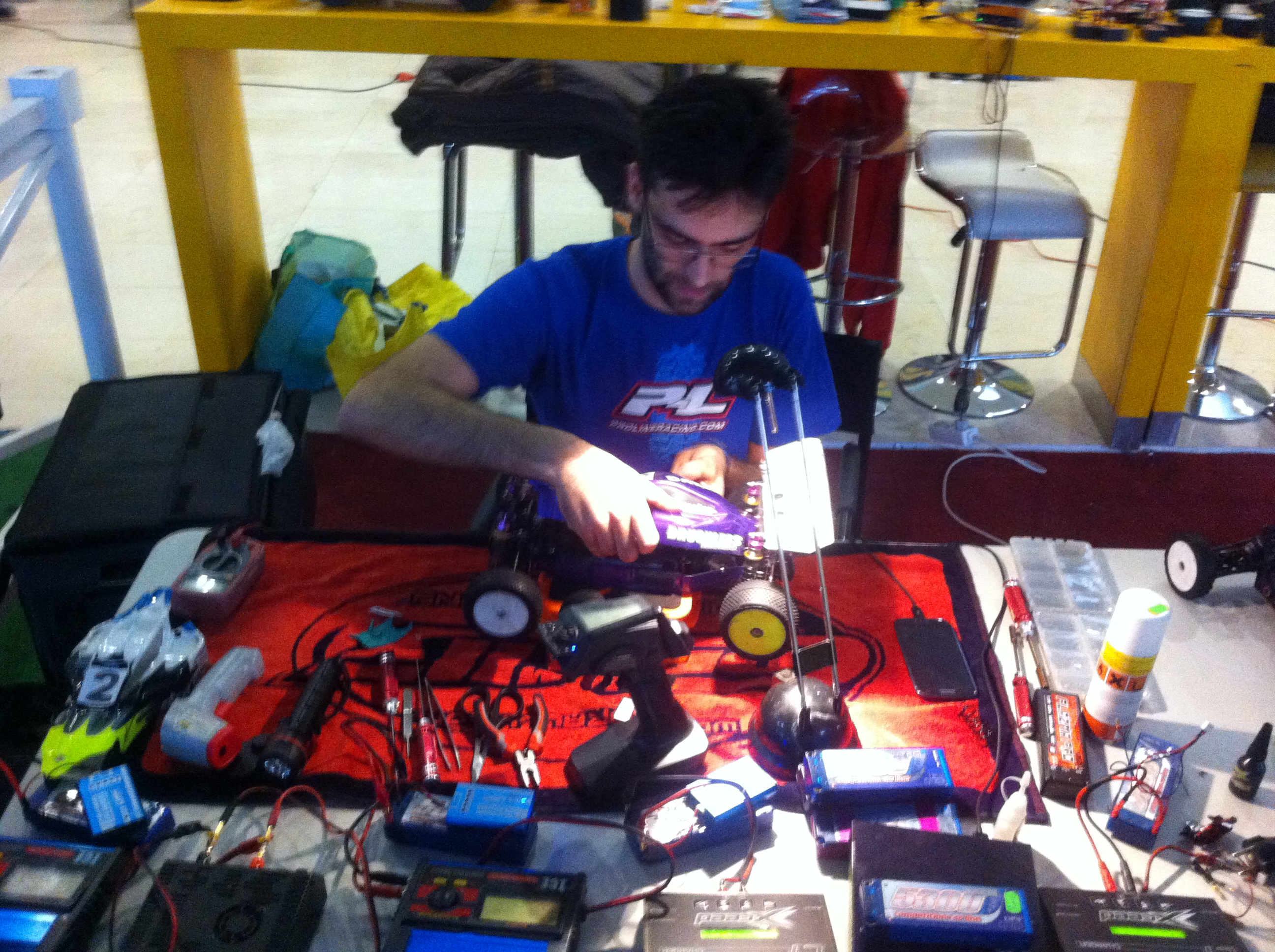 Bancul de reparare al masinilor este plin de piese, precum cauciucuri, baterii, amortizoare si alte lucruri necesare