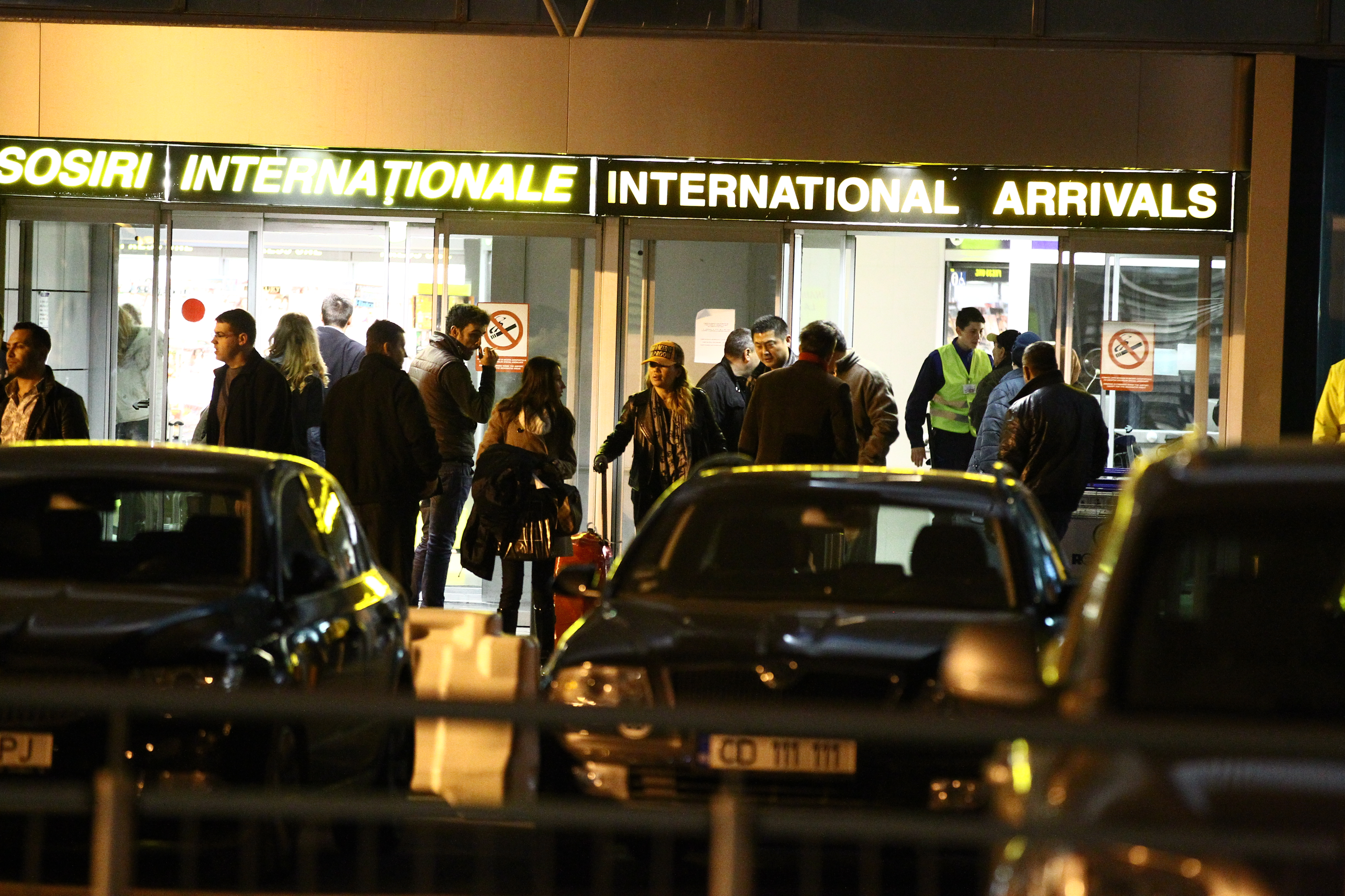 La scurt timp dupa ce o cursa de la Paris a aterizat pe Henri Coanda, Gina Pistol si-a facut aparitia, camuflata cu o sapca, tarand agale un troller