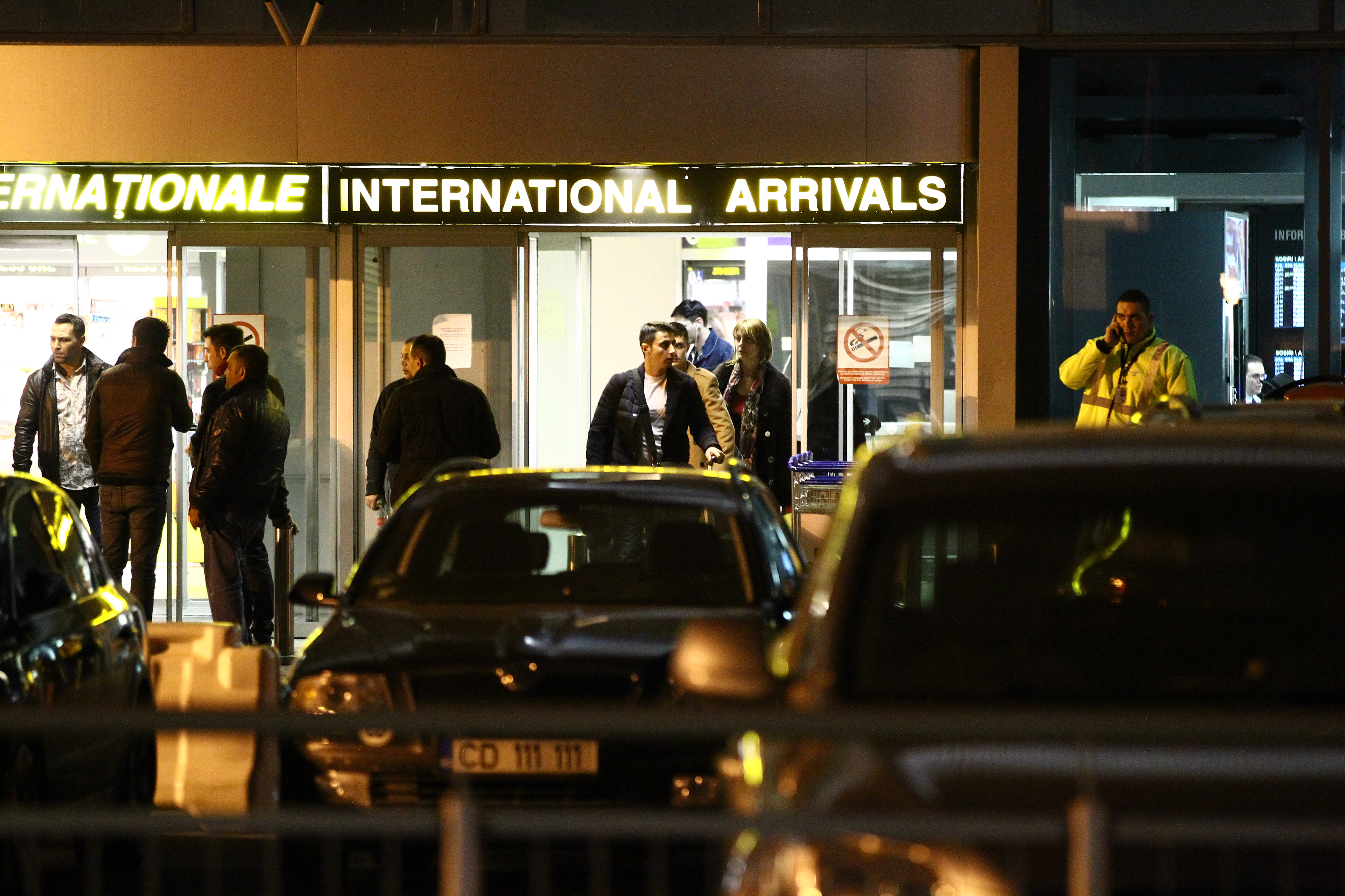 Cateva momente mai tarziu, a aparut si Alin Cocos, fiul vitreg al Elenei Udrea care, dupa ce a cautat-o cu privirea pe gina, s-a indreptat spre aceesi masina ca si ea