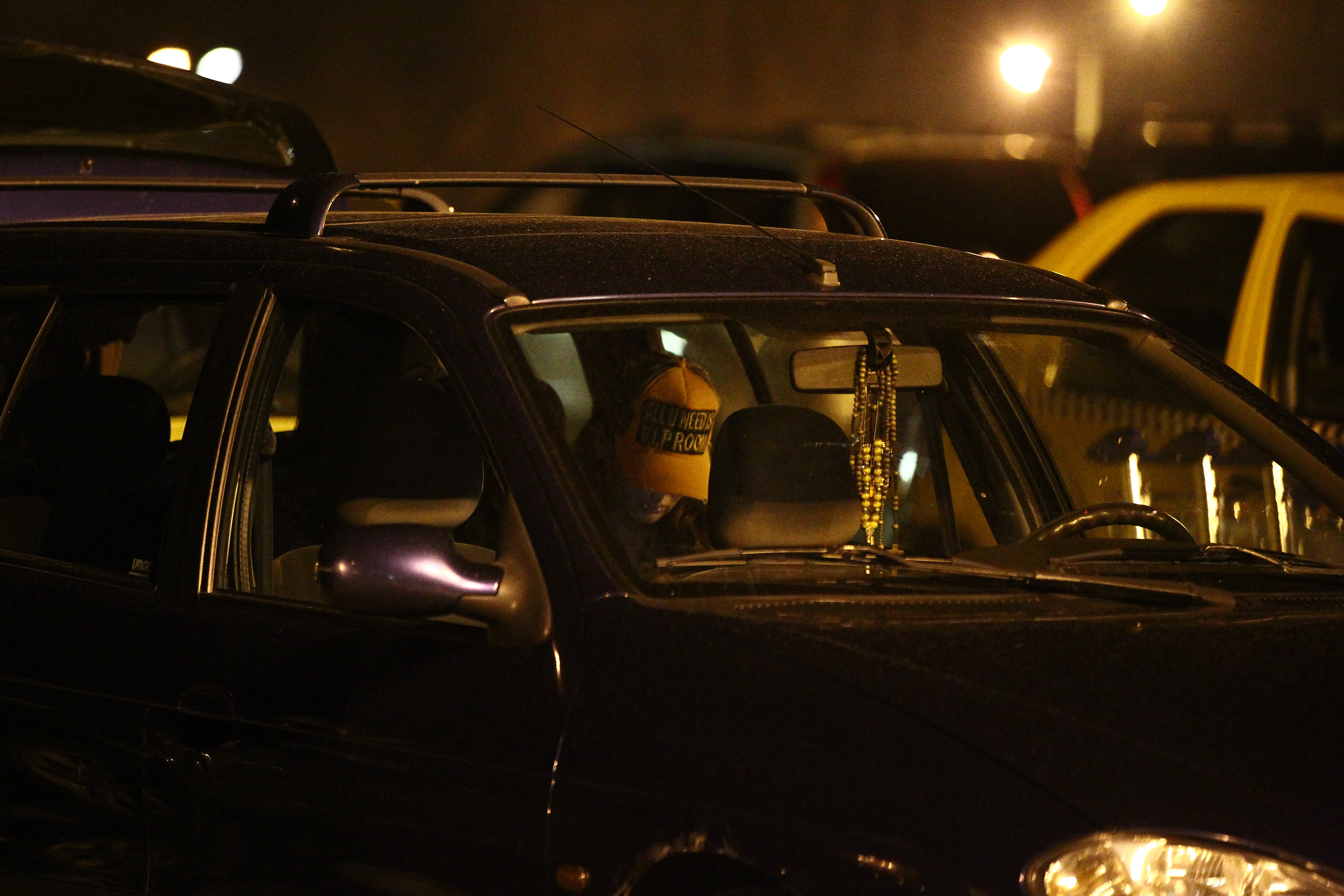 Pana ca Alin sa ajunga la masina, Gina a stat tot timpul cu privirea in pamant, cu o mina extrem de obosita