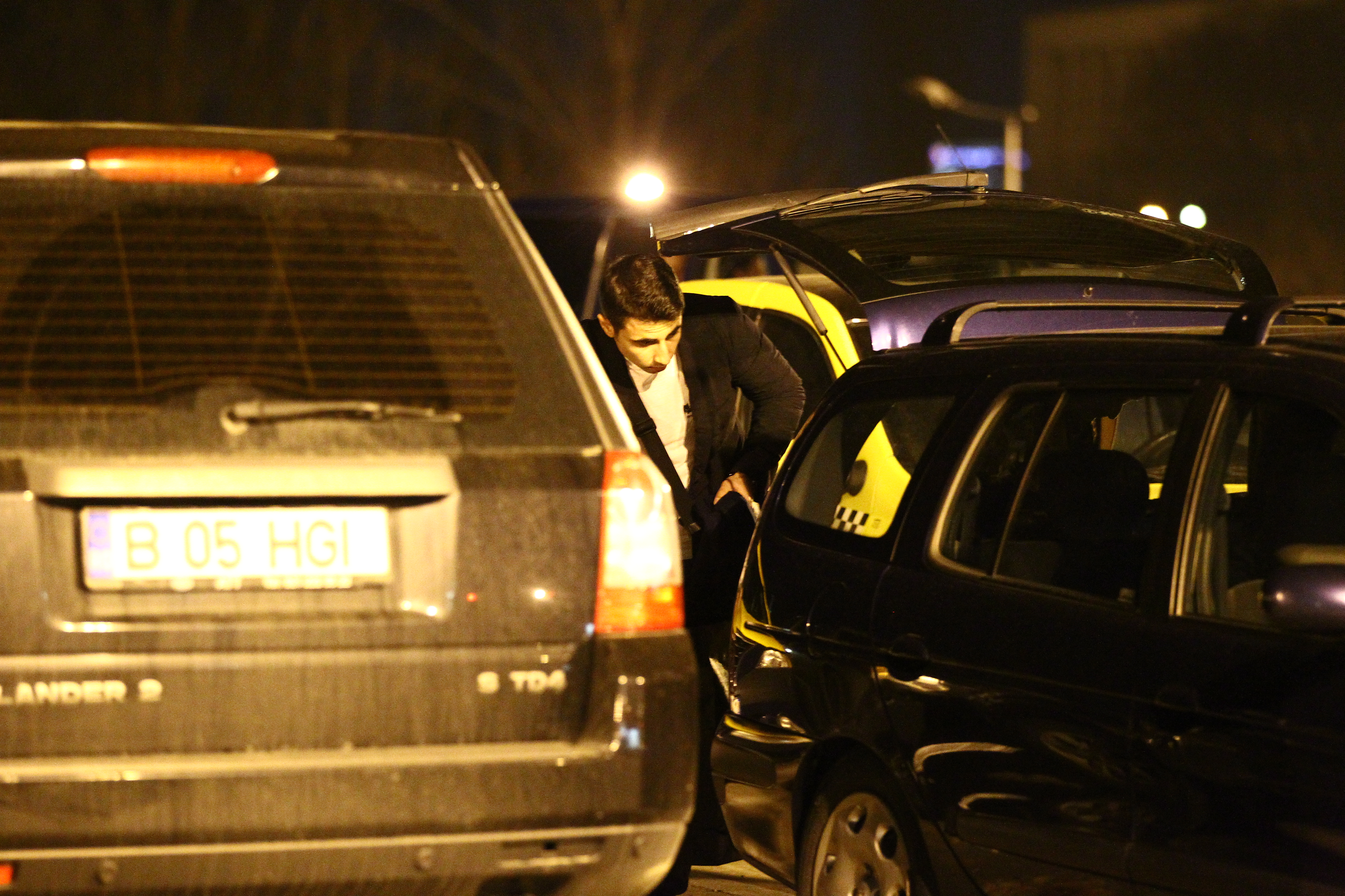 In cateva clipe a ajuns si Alin la masina care ii astepta si s-a ocupat imediat de bagaje, pe care le-a aranjat cu grija in portbagaj