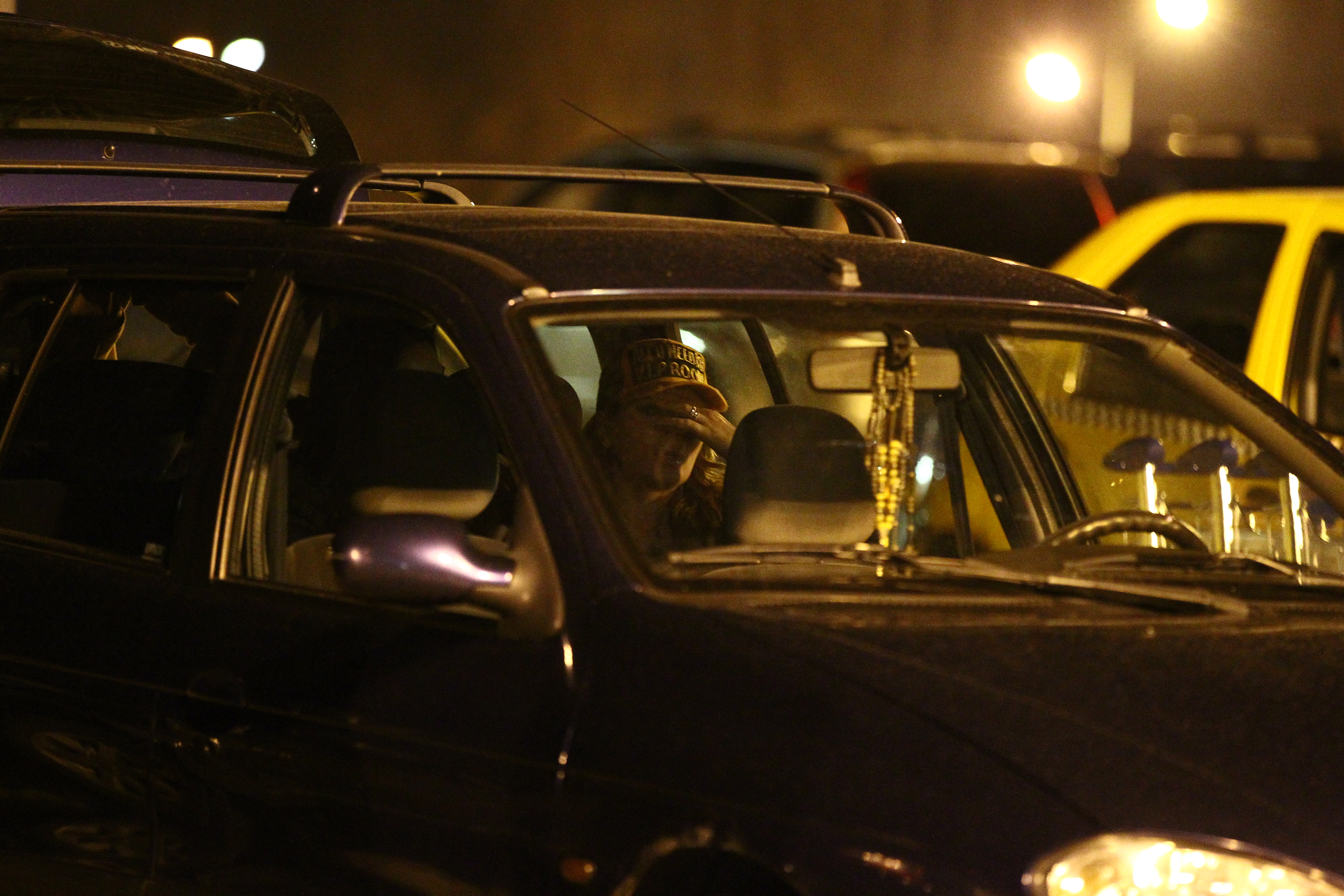 Cat timp Alin s-a ocupat de bagaje, blonda Gina s-a comportat ca si cum ar fi fost extrem-extrem de obosita, ba chiar pare ca o incerca o mare durere de cap