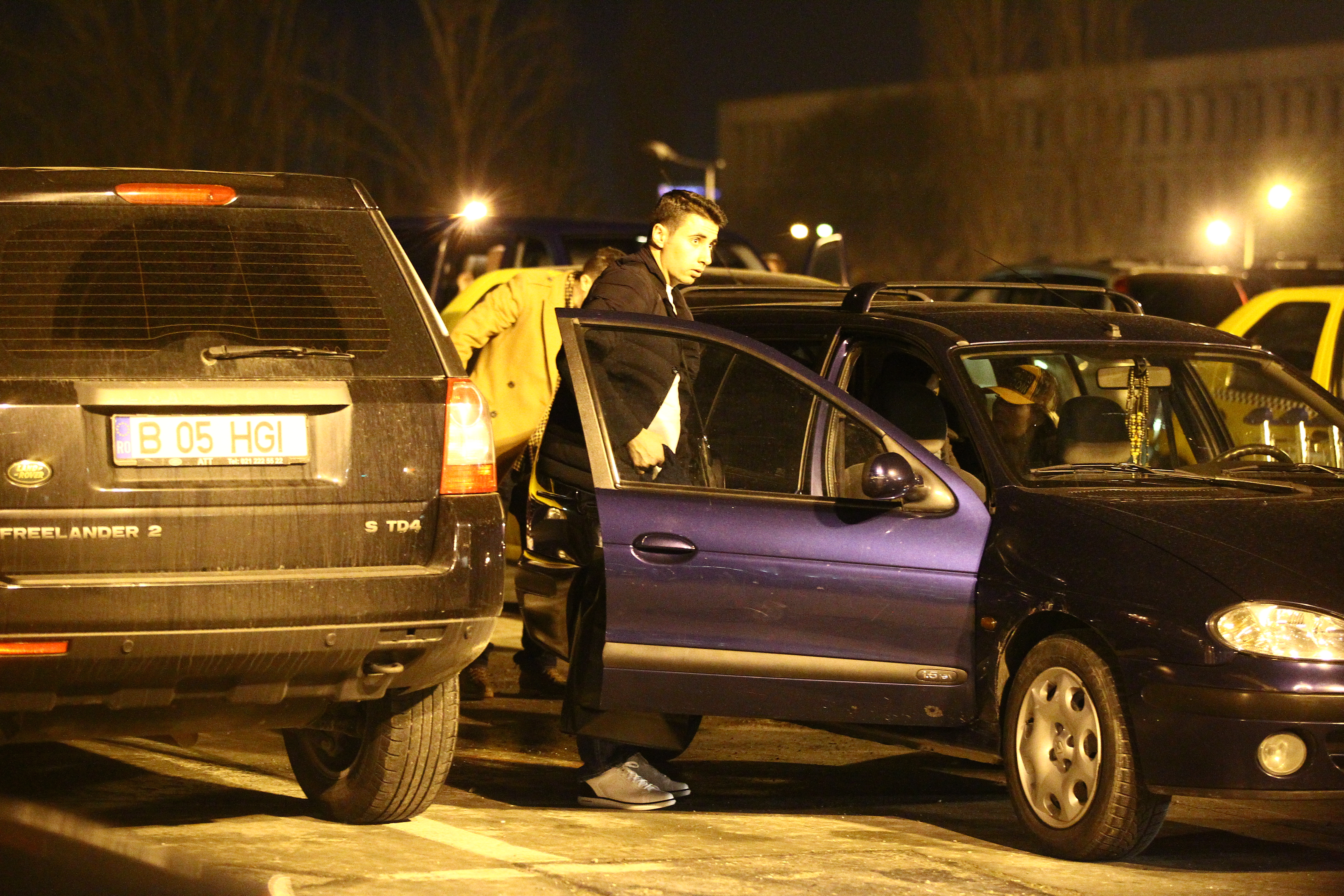 Cu o privire la fel de pierduta ca si insotitoarea lui, Alin a urcat, in sfarsit, in masina