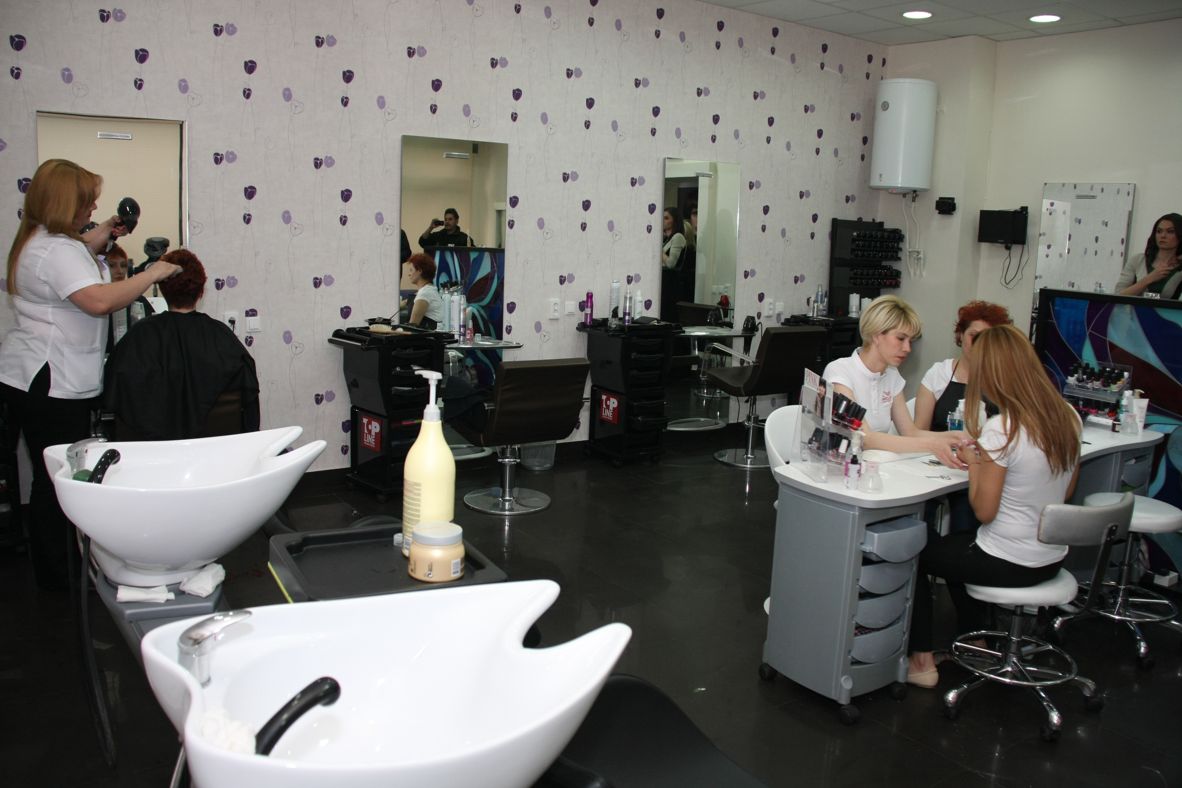 Angajatele de la Perla, intr-o zi normala de lucru.