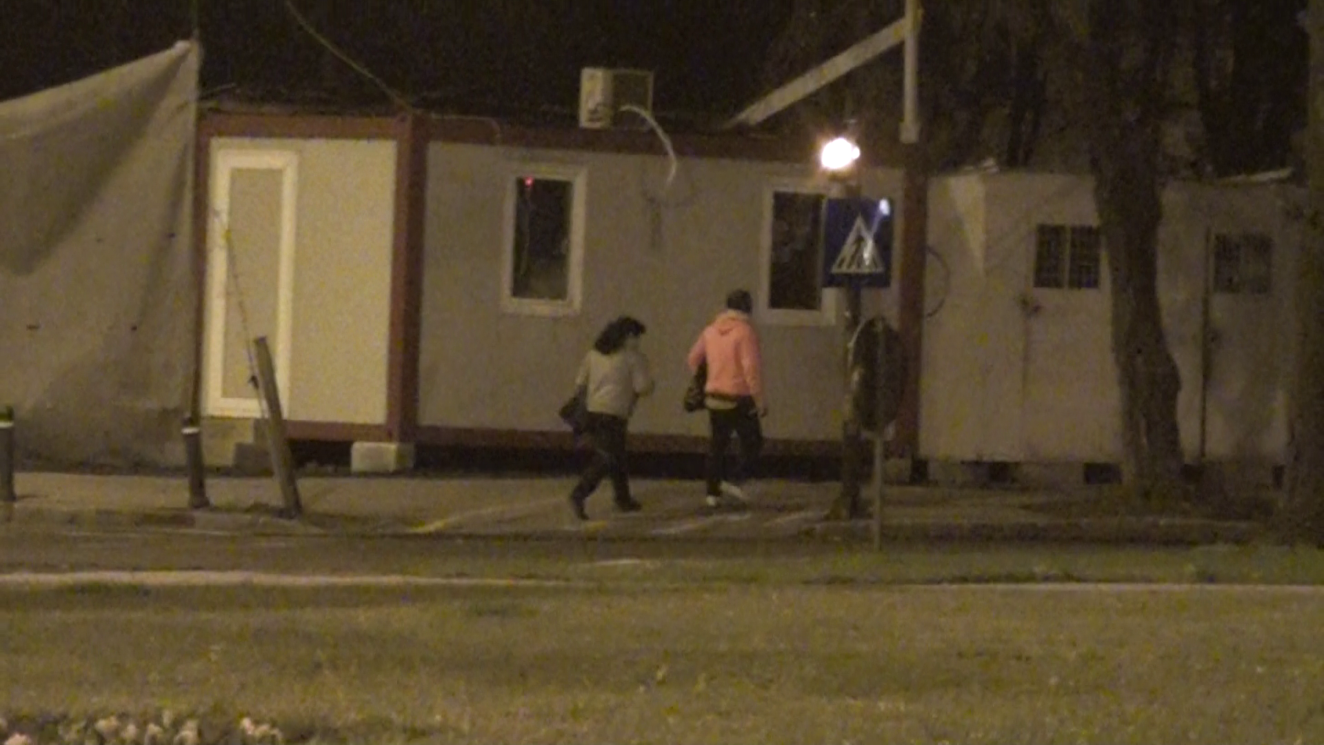 Isi schimba hainele, ca sa-si piarda urma