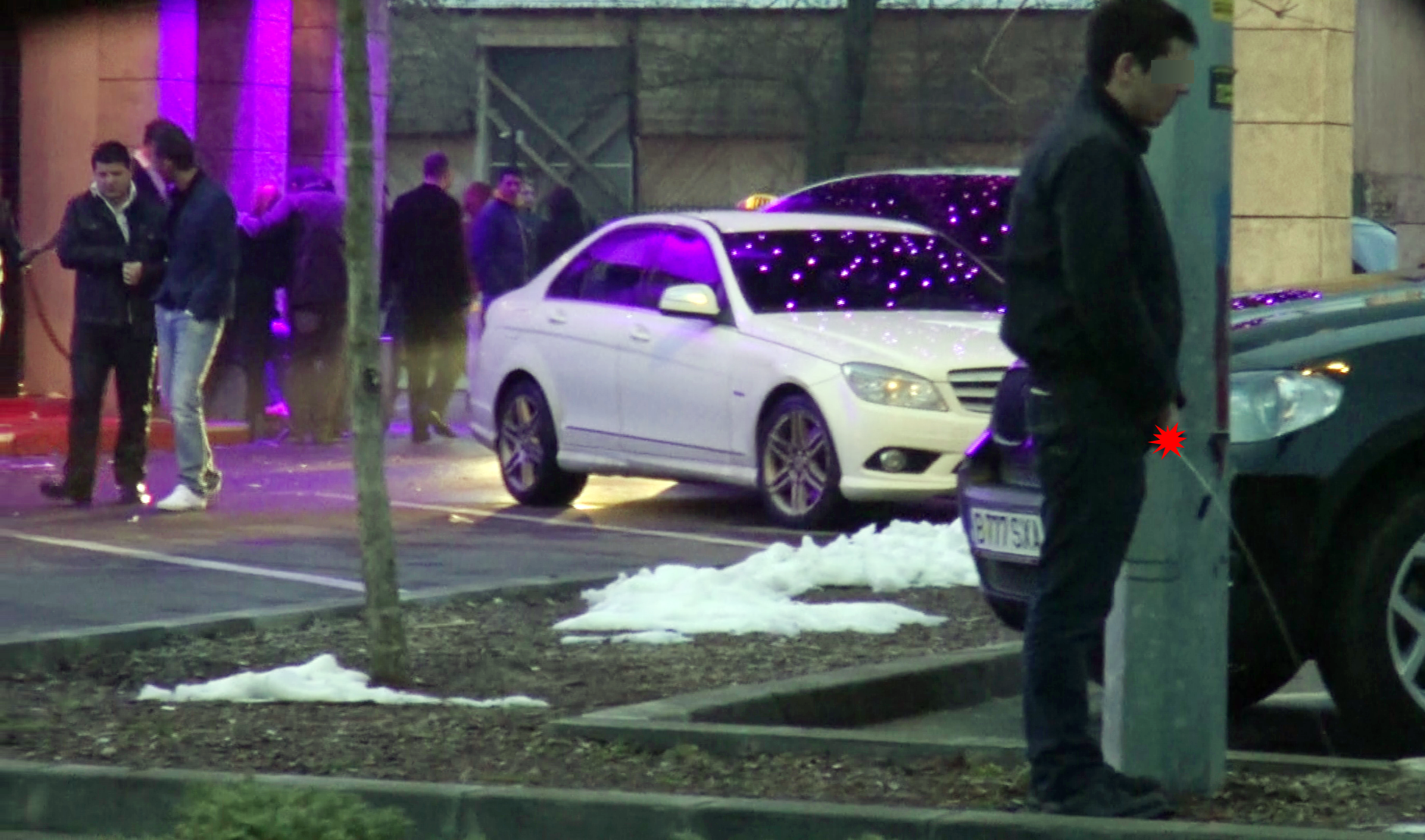 Tanarul a urinat in public