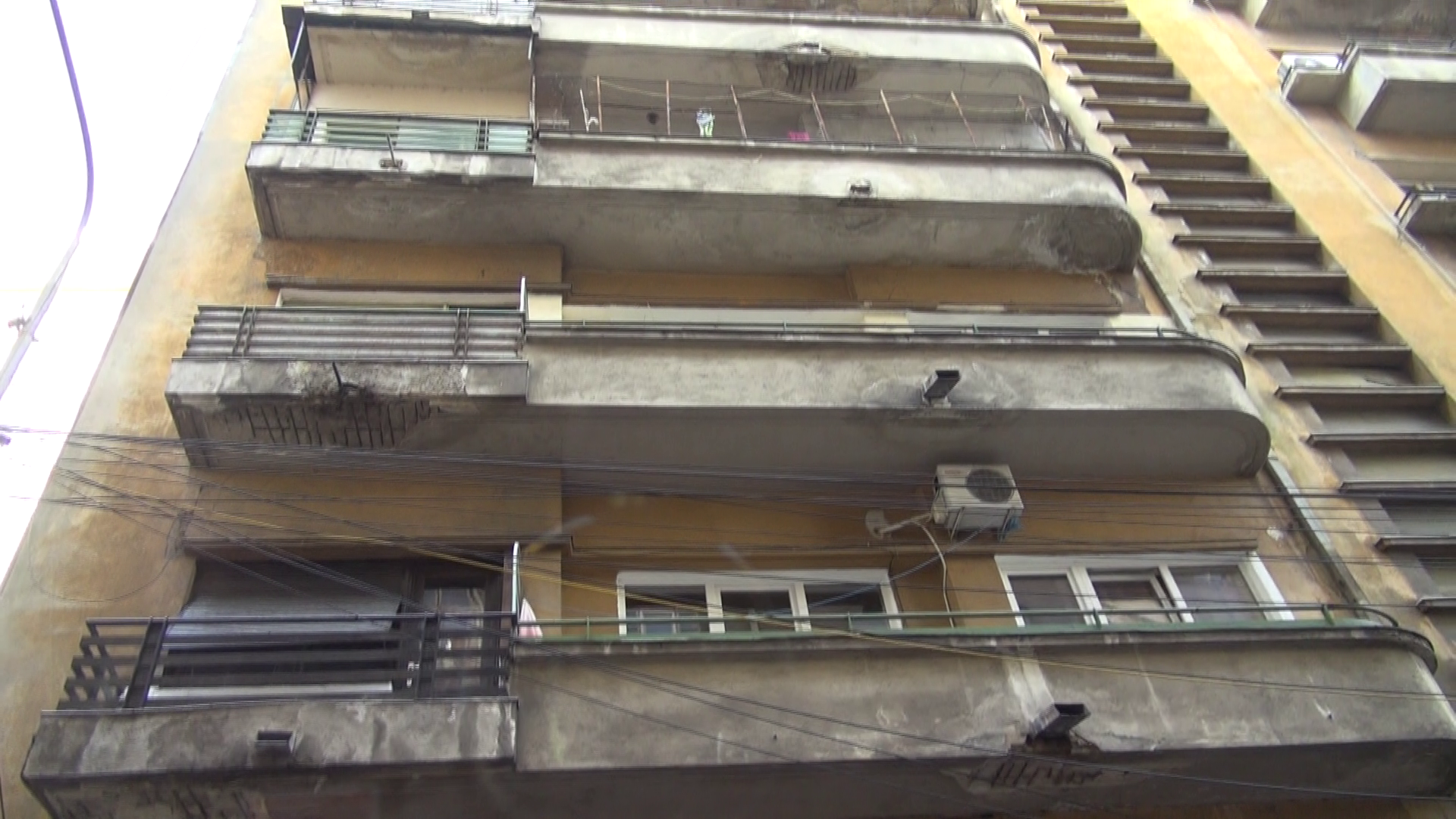 Blocul in care s-a mutat Moculescu de cateva luni