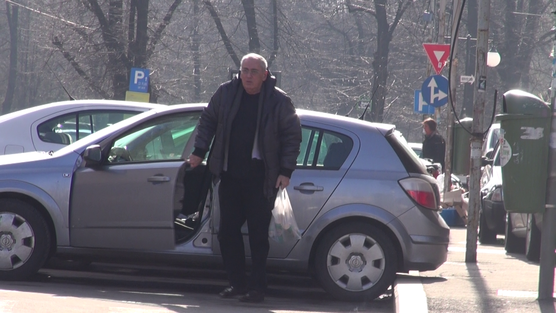 Horia Moculescu coboara alene din masina