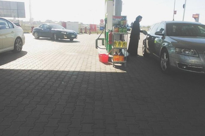 Calugarita isi alimenteaza masina