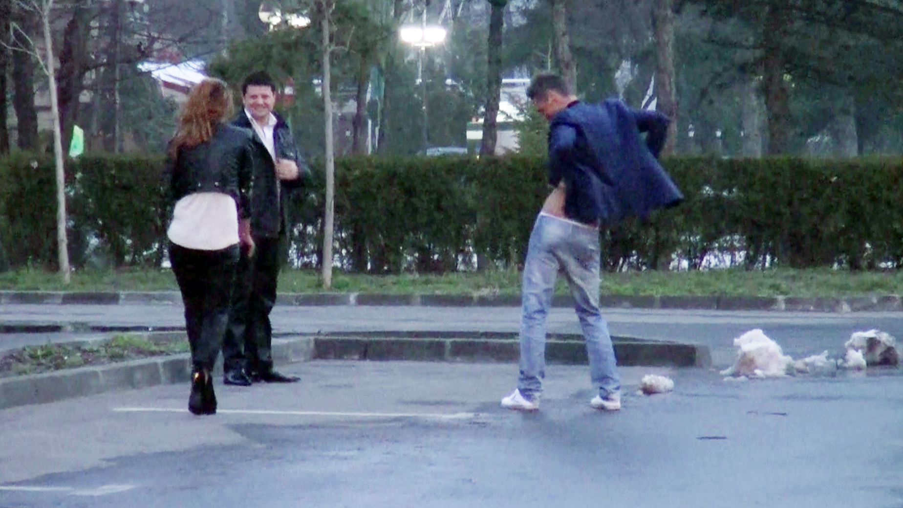 Dealerul vedetelor a iesit din club dansand din buric