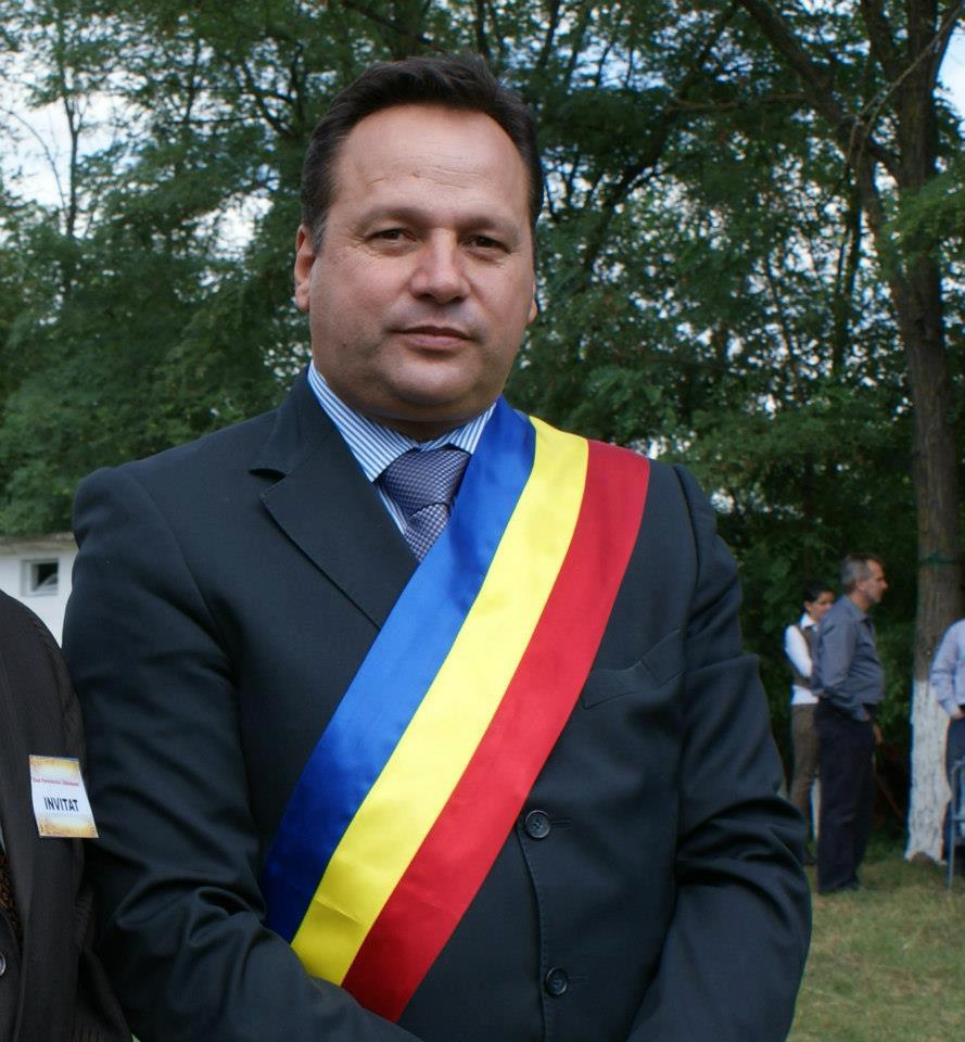 Iliuta a fost primar timp de 12 ani in localitatea Valcelele. El spune ca mai bine era cand avea aceasta functie, deoarece era mai aproape de oameni (sursa facebook)