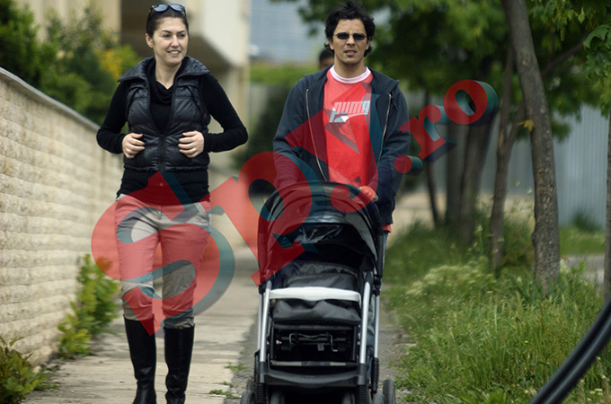 Lucian Viziru si Ema, sotia sa, la plimbare cu baiatul lor