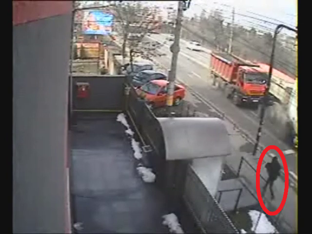 Observa camionul care se indreapta spre ea(foto: stiridecluj.ro)