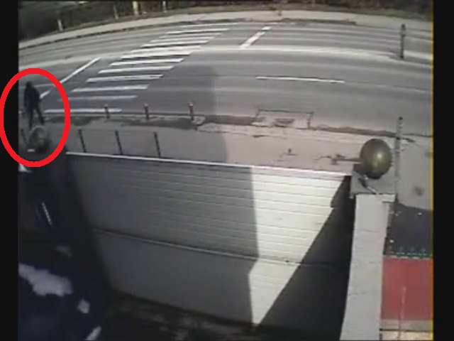 Femeia se pregateste sa traverseze