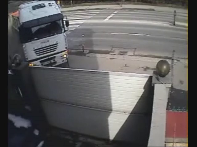 Tanara a scapat, insa camionul a intrat intr-o cladire