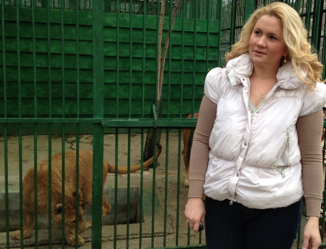 Directoarea de la Zoo Ploiesti, Laura Moagher, alaturi de leii lui Nutu