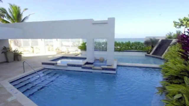 Casa are o piscina imensa(sursa foto:Christie's Real Estate, capturaTrillion Realty Group)