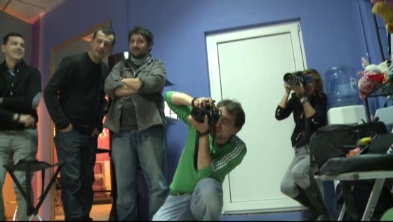 Membrii echipei si obiectivele fotografilor nu s-au dezlipit un moment de la model