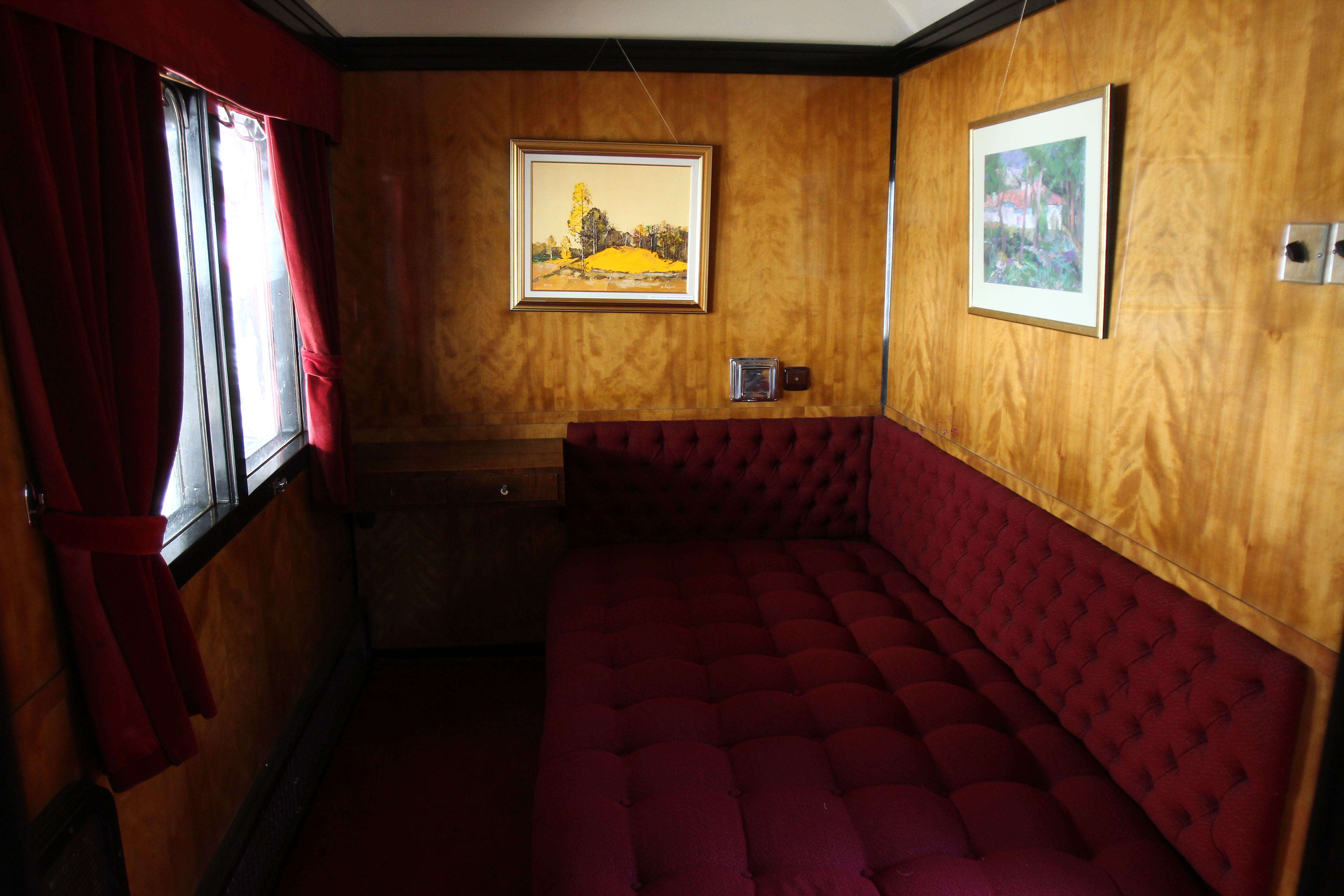 Dormitorul regal are un singur pat, fiind legat de celalat cu ajutorul unei bai comune