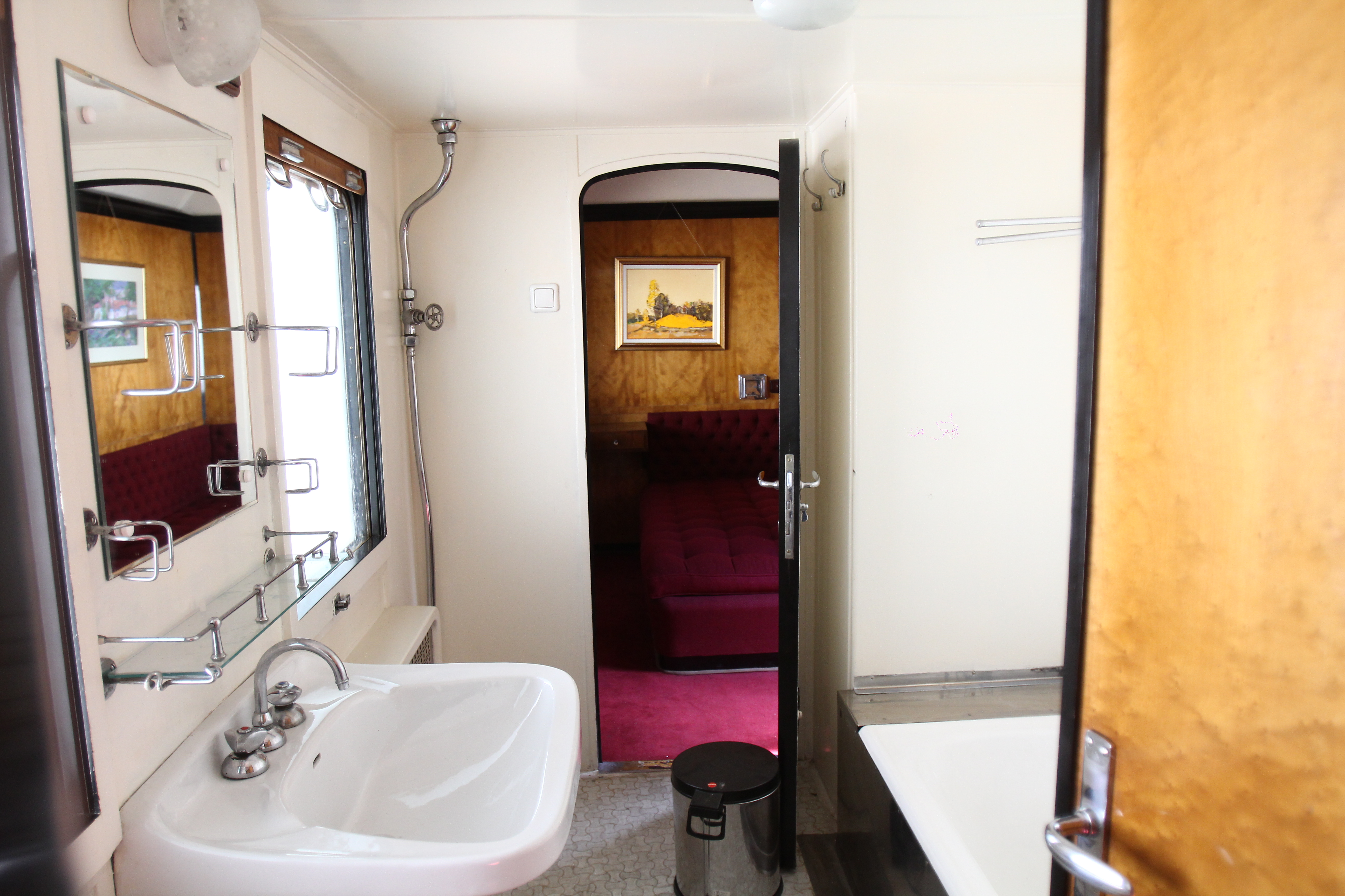 Din baie se ajunge in celalalt dormitor regal