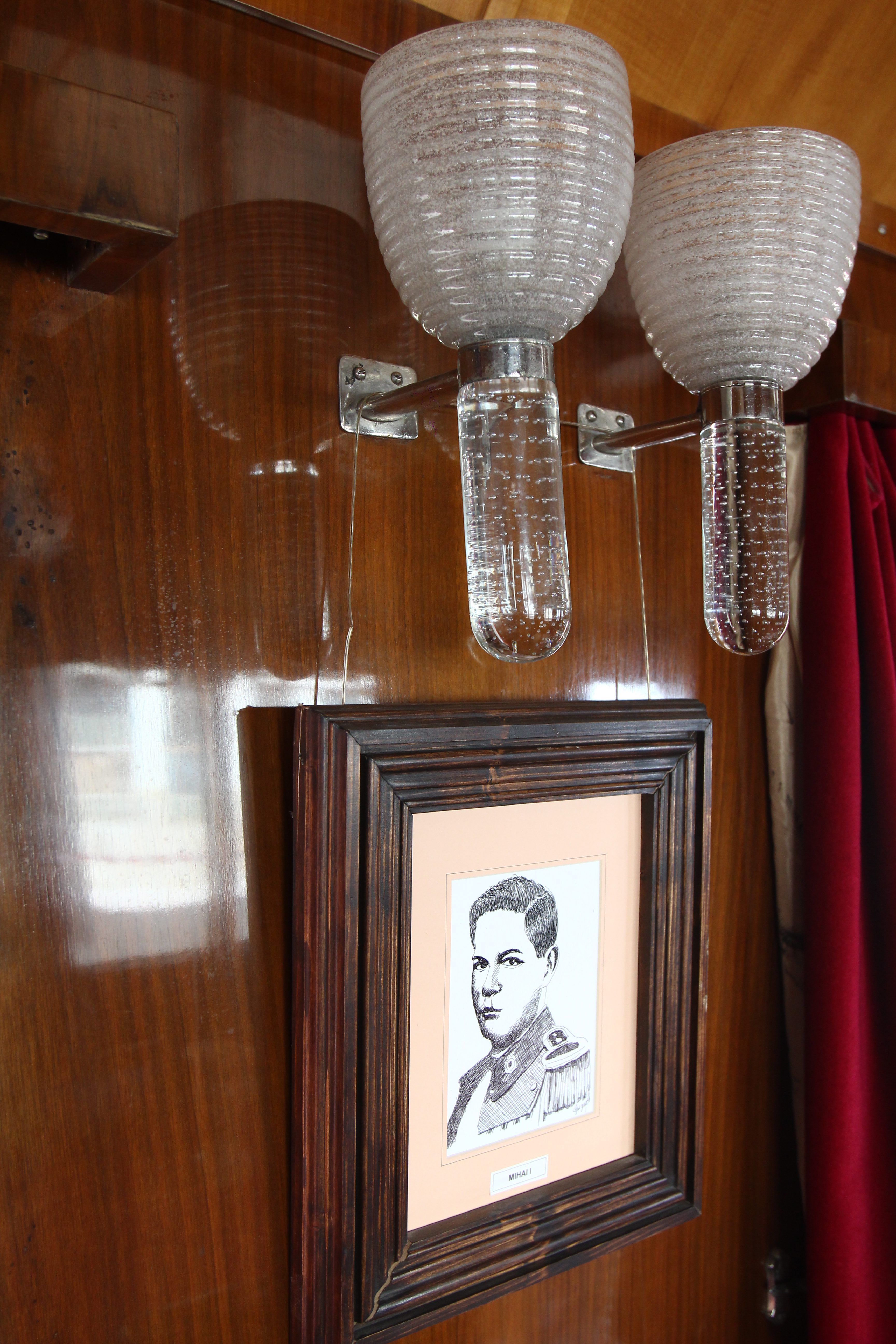 Corpurile de iluminat sunt facute dins ticla de Murano