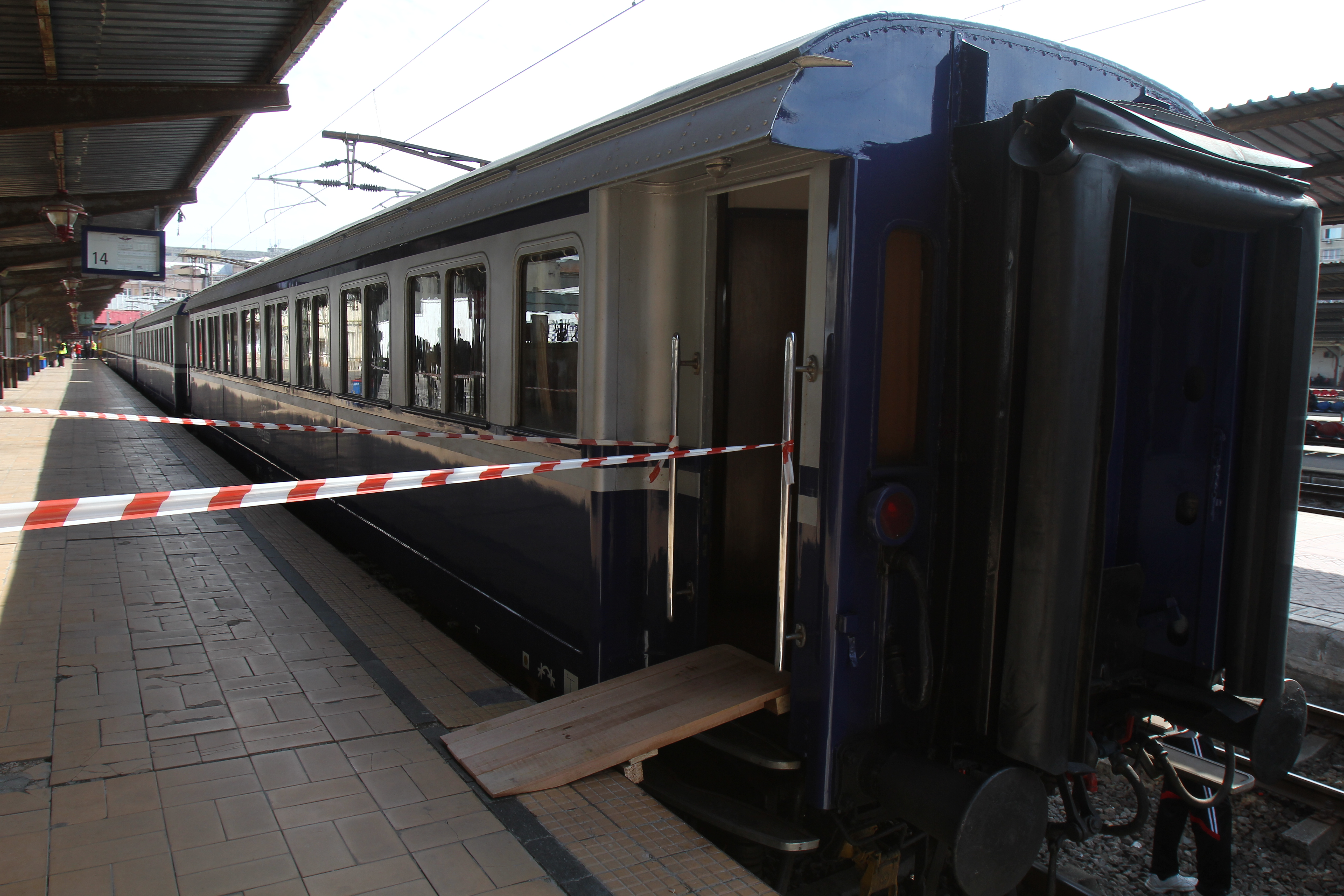 Trenul regal a ajuns pe linia 14 din Gara de Nord