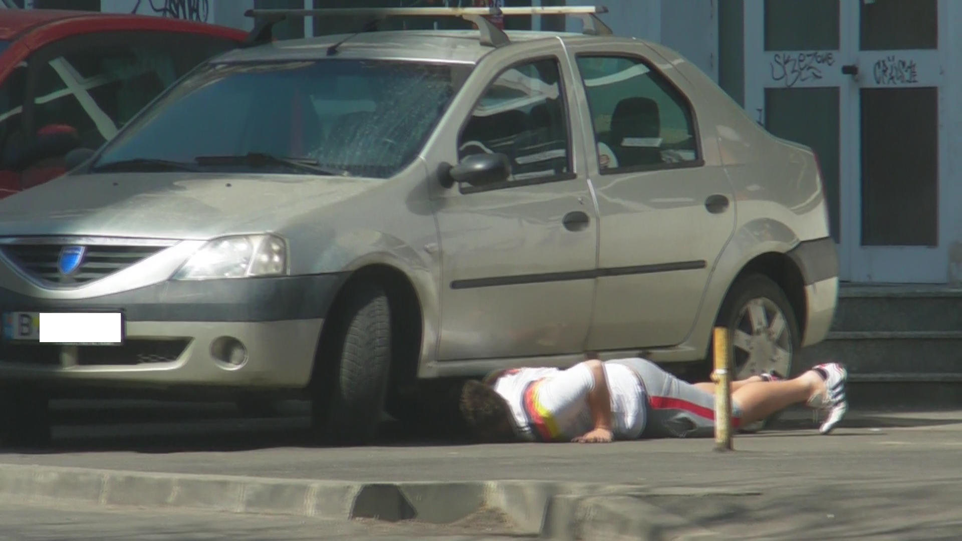 In disperare de cauza, ghinionistul a inceput sa se tavaleasca pe sub Logan, crezand ca poate gaseste o solutie salvatoare pe acolo