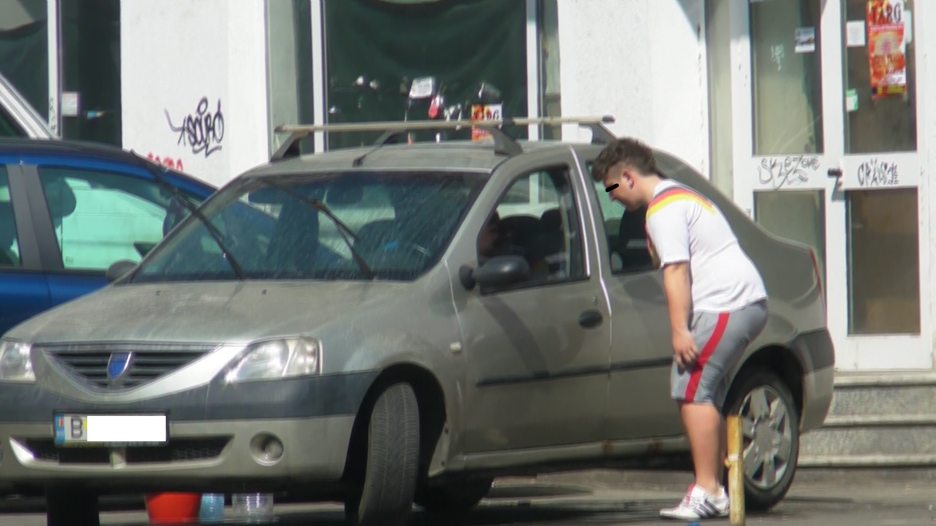 Imaginea disperarii: cheile sunt in contact si toate usile, blocate!