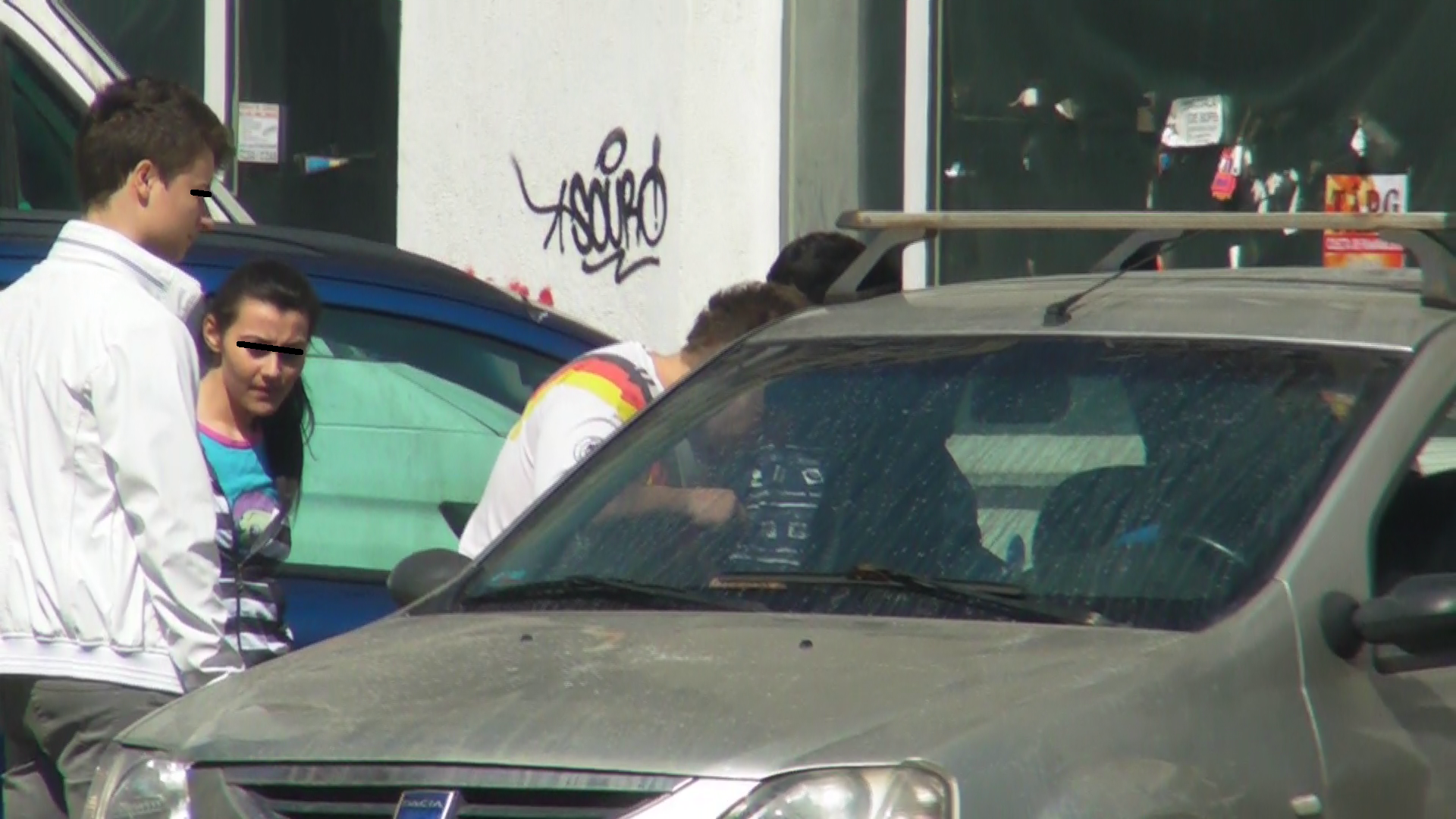 S-a chinuit sa deschida portiera minute bune