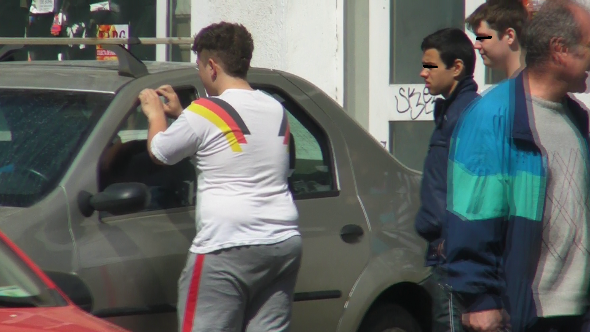 Si-a rupt unghiile incercand sa forteze geamul