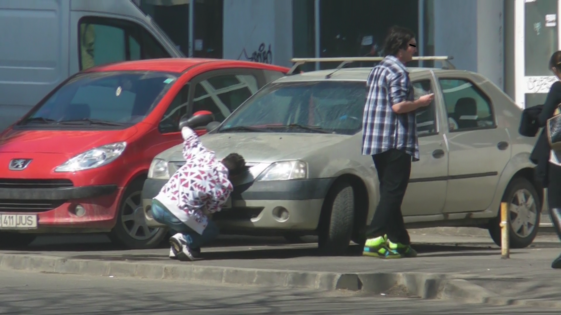 Au incercat sa deschida si capota, tot fara succes