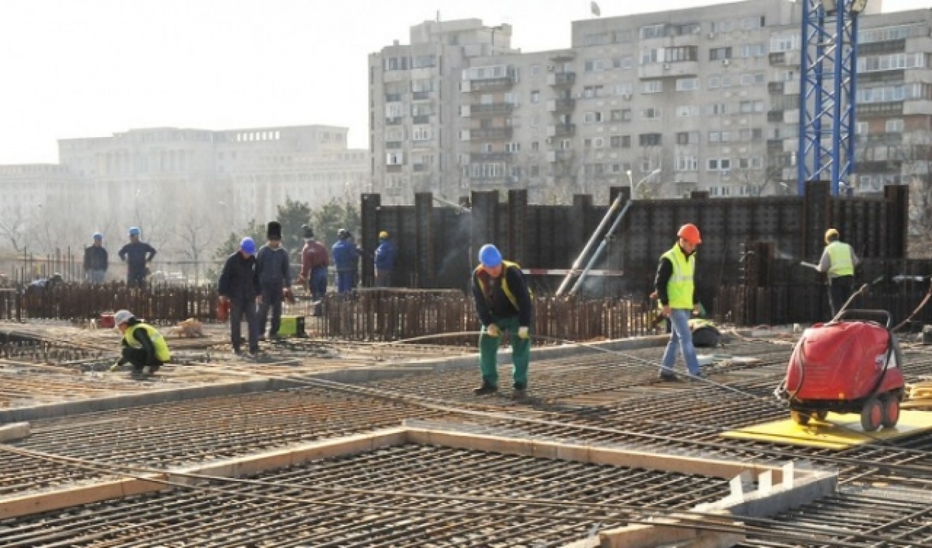 Zeci de muncitori robotesc sa termine cat mai repede structura de rezistenta a edificiului (sursa foto basilica.ro)