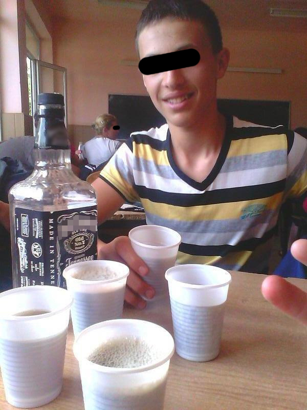 Unul dintre tineri s-a pozat cu sticla de whisky