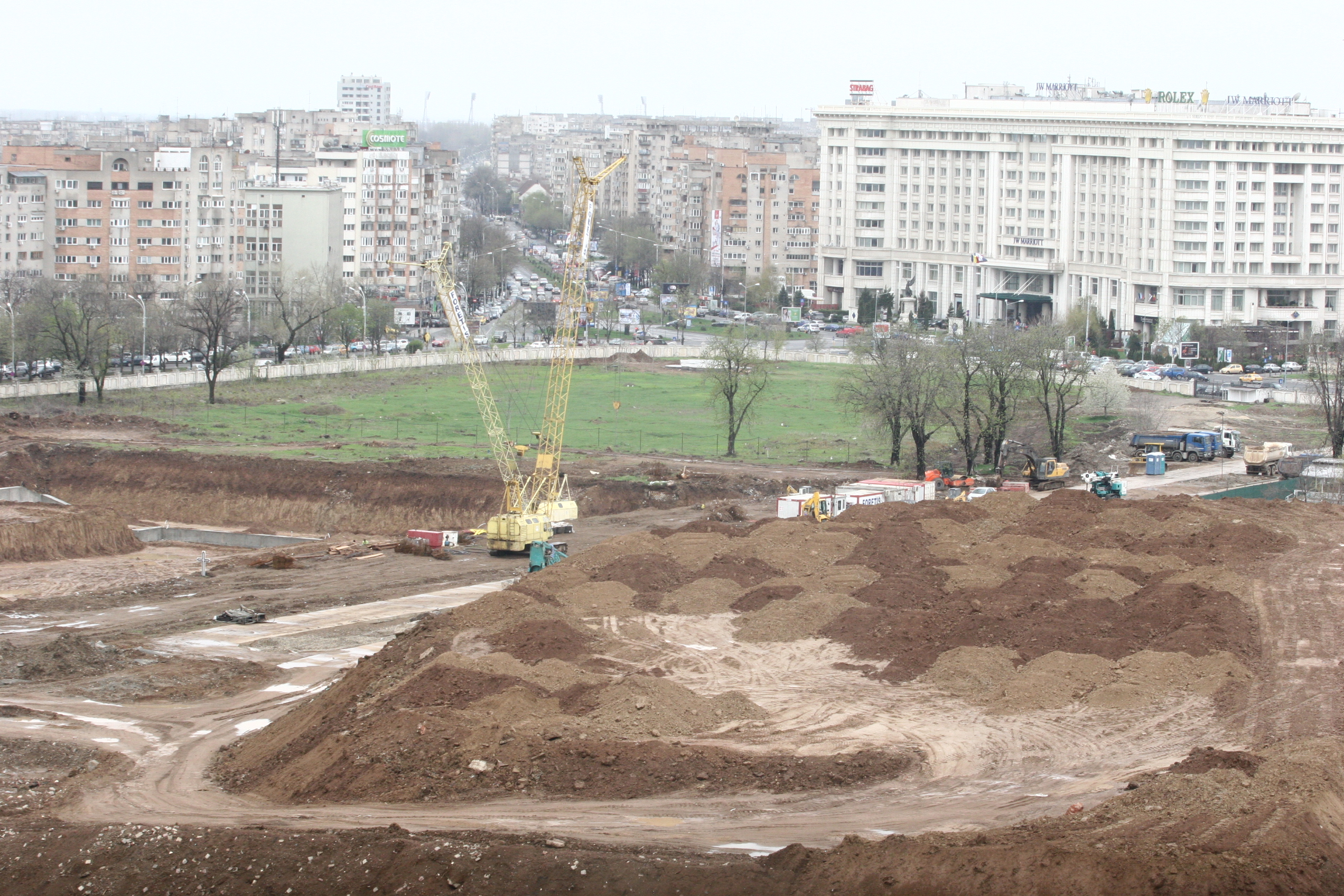 In vara, in 2011, excavatoarele faceau groapa pentru fundatie