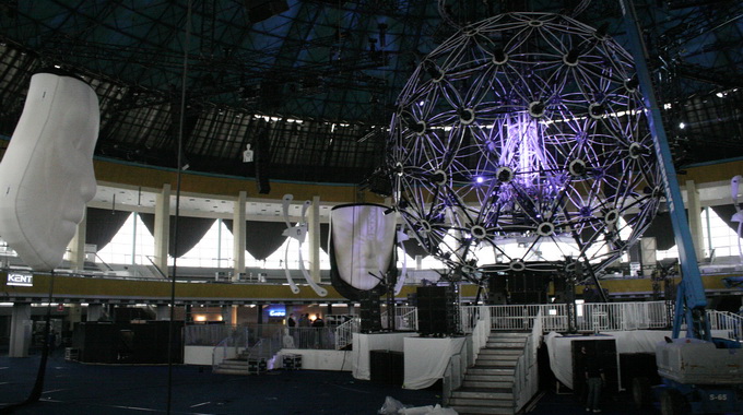 Zeci de oameni puneau la punct ultimele detalii