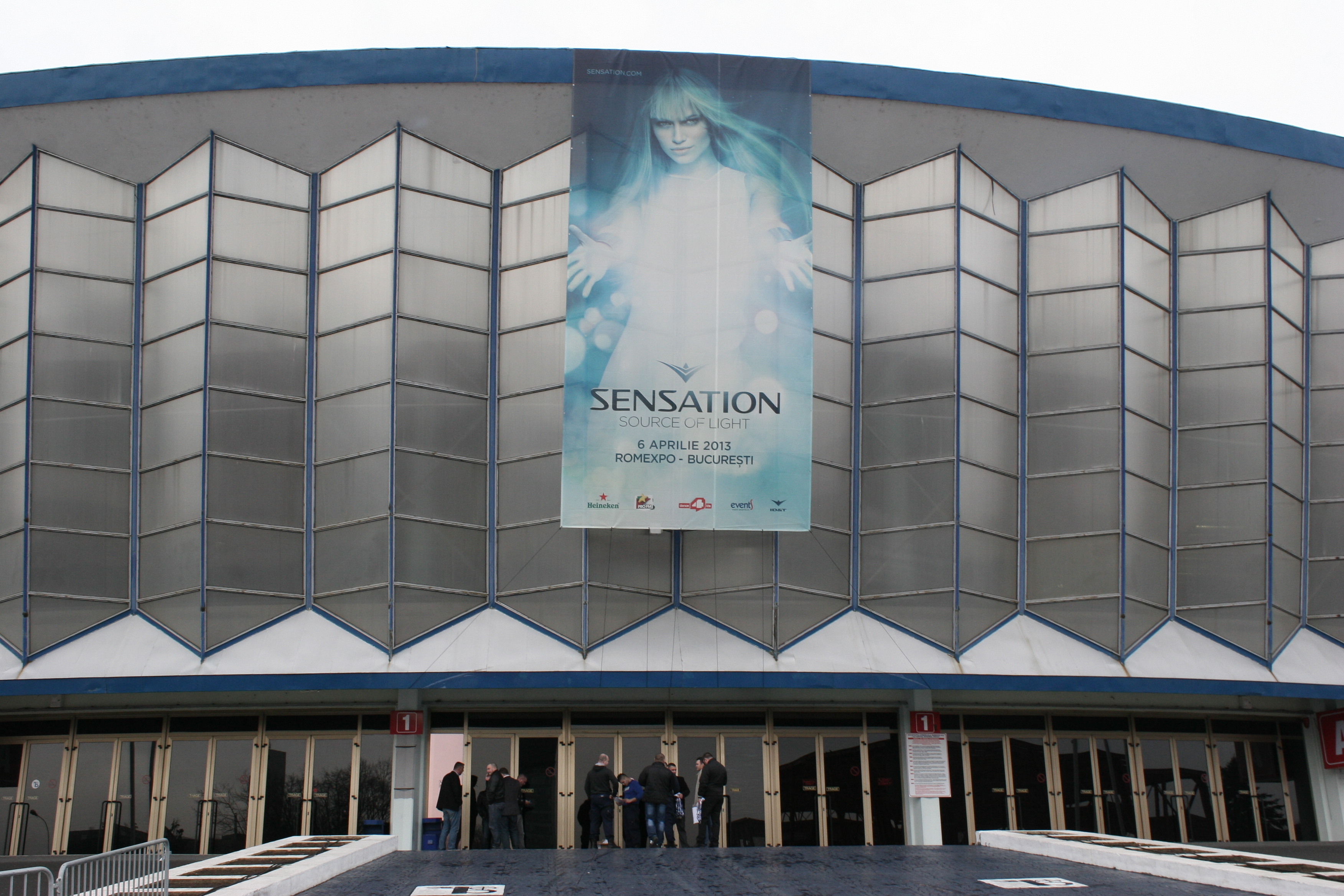 Romexpo va fi, maine, luat cu asalt de mii de oameni imbracati numai in alb