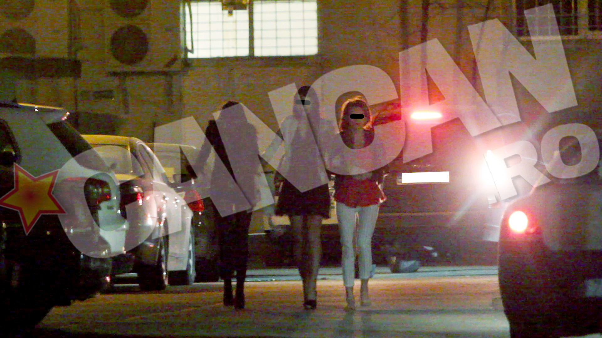 DUMINICA, 7.04, ORA 07:15 Spre dimineata, fotbalistul a ajuns acasa cu trei fete. Pe cea in picioarele goale a eliminat-o si a ramas doar cu brunetele titulare