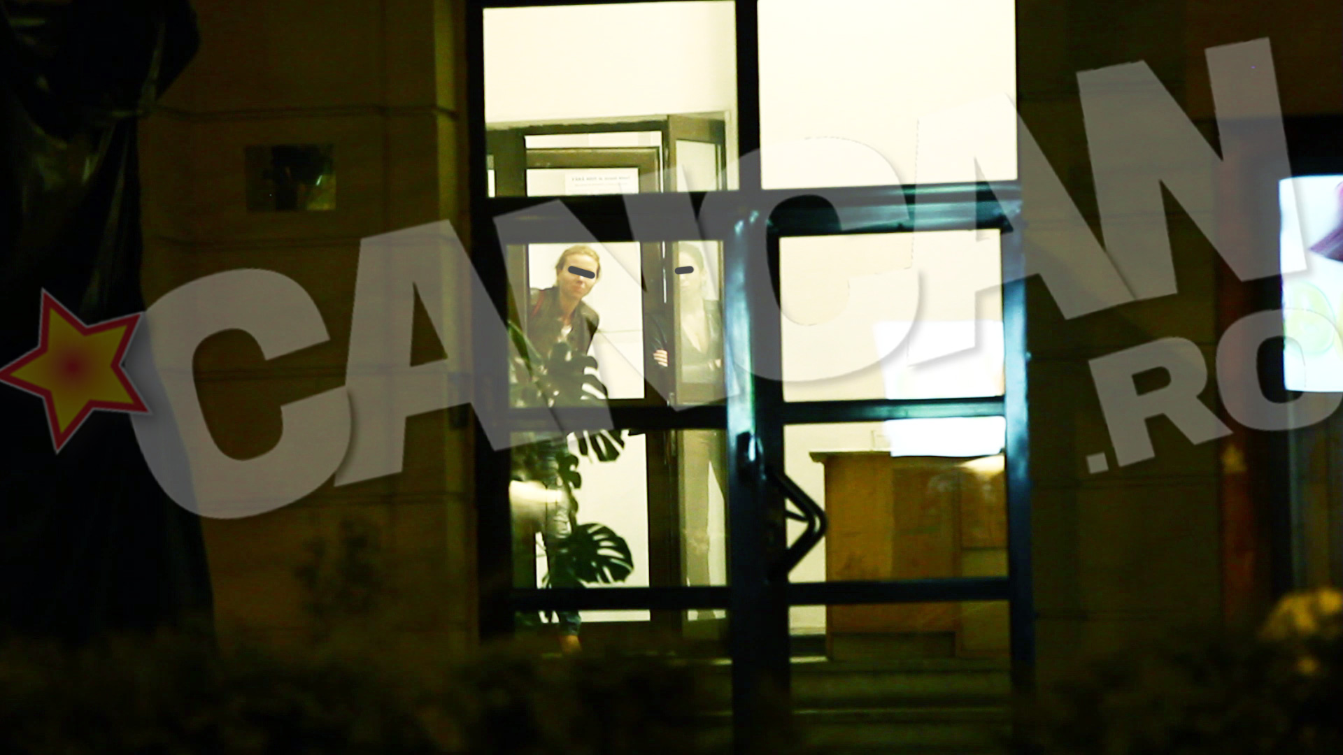 DUMINICA, 7 APRILIE, ORA 07:30 Fetele au mers disciplinate in apartamentul fotbalistului, dar au intrat pe usa din spate